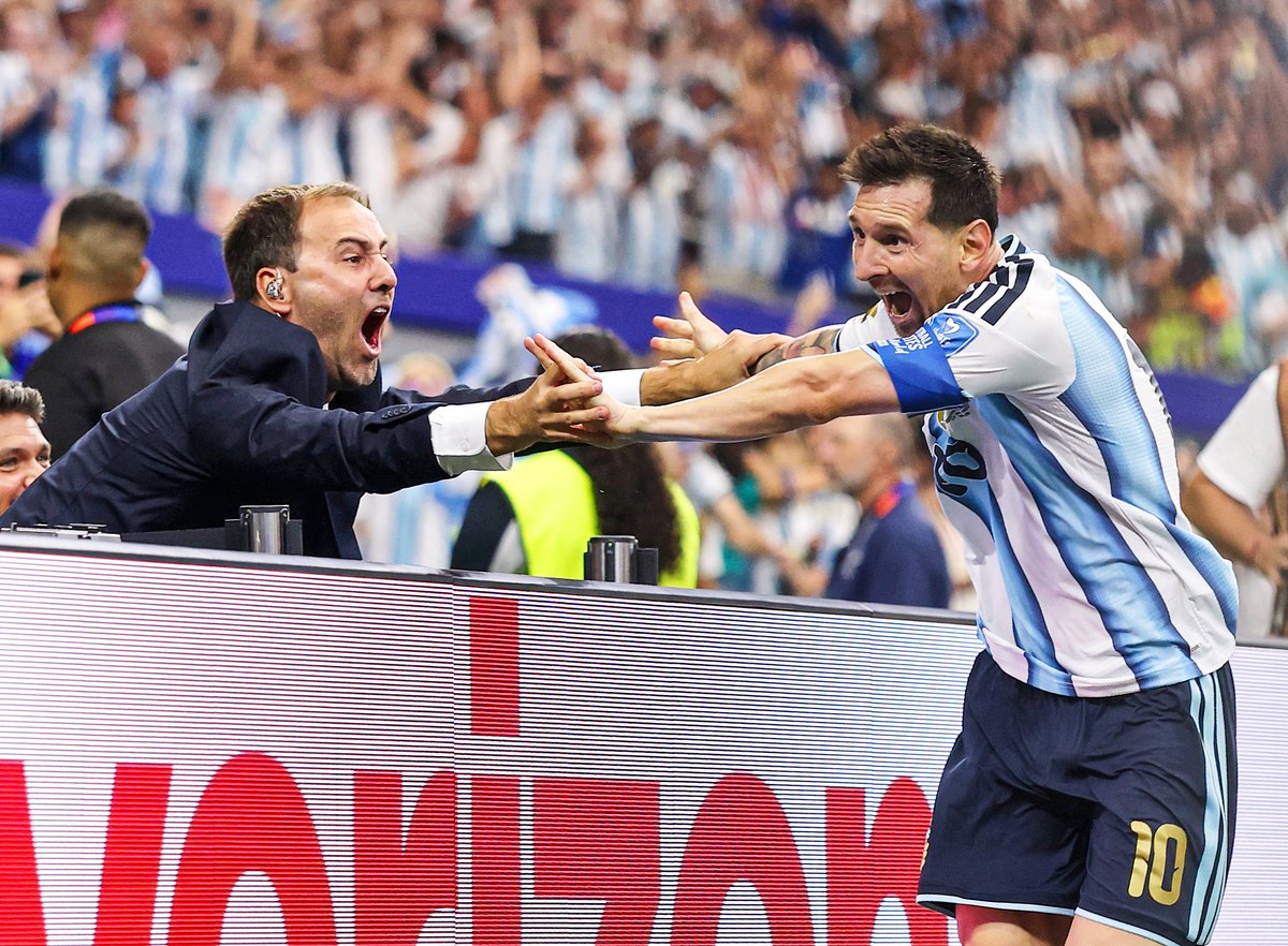 433's tweet photo. 𝐓𝐇𝐄 𝐋𝐔𝐂𝐊𝐈𝐄𝐒𝐓 𝐉𝐎𝐔𝐑𝐍𝐀𝐋𝐈𝐒𝐓 𝐎𝐍 𝐓𝐇𝐄 𝐏𝐋𝐀𝐍𝐄𝐓 😍🇦🇷

Imagine being front row for Messi’s celebration 😮‍💨 https://t.co/2NJOXjHj1T