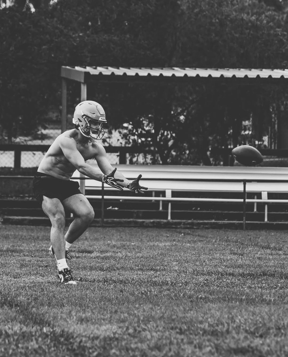 AmericanKonnect's tweet photo. Looking for Nike Vapor Jet Football Gloves in Australia? Now Available through American Konnection 🏈🇦🇺 https://t.co/880fgxyi8P