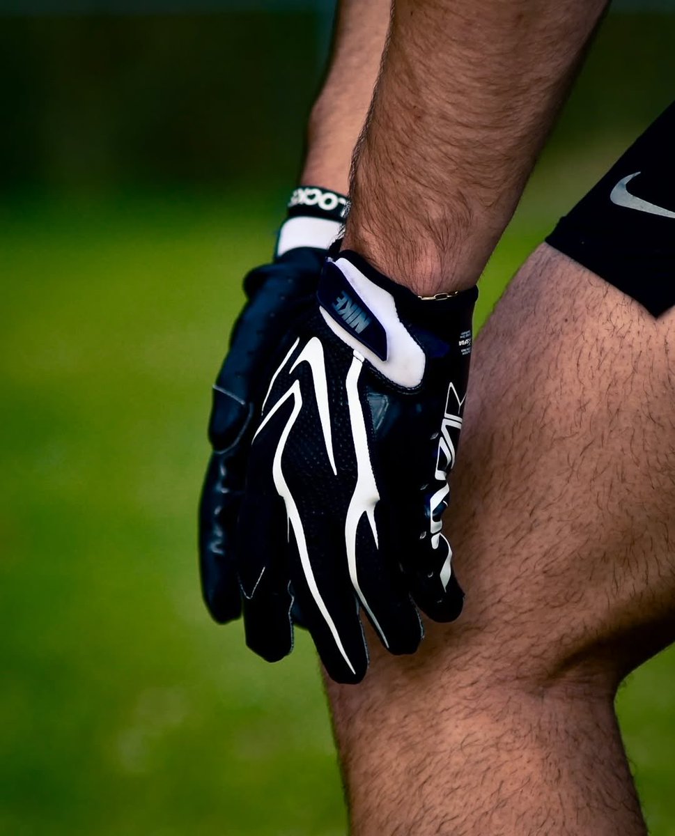 AmericanKonnect's tweet photo. Looking for Nike Vapor Jet Football Gloves in Australia? Now Available through American Konnection 🏈🇦🇺 https://t.co/880fgxyi8P