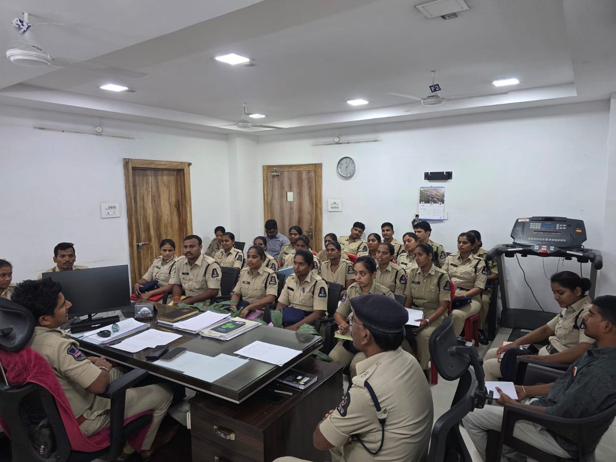 DCP_SWZ's tweet photo. We held a review with Reception and CCTNS writers to align processes, fix case‑logging bottlenecks, reinforce accuracy/confidentiality, and set quick escalation paths; Reception to adopt the updated intake checklist
@hydcitypolice 
@SajjanarVC_IPS https://t.co/h5z6ezH0Tu