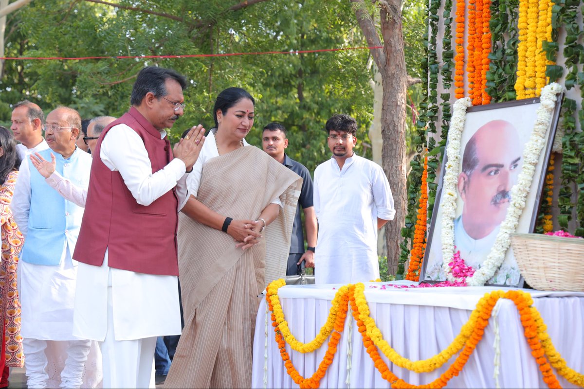 Mkonline01's tweet photo. आज प्रातः डॉ. श्यामा प्रसाद मुखर्जी पार्क पर जाकर भारतीय जनसंघ के संस्थापक, महान शिक्षाविद् एवं राष्ट्रनायक डॉ. श्यामा प्रसाद मुखर्जी जी के बलिदान दिवस पर उन्हें विनम्र श्रद्धांजलि अर्पित की। 🙏

#ShyamaPrasadMookherjee https://t.co/T5YCMj7F3p