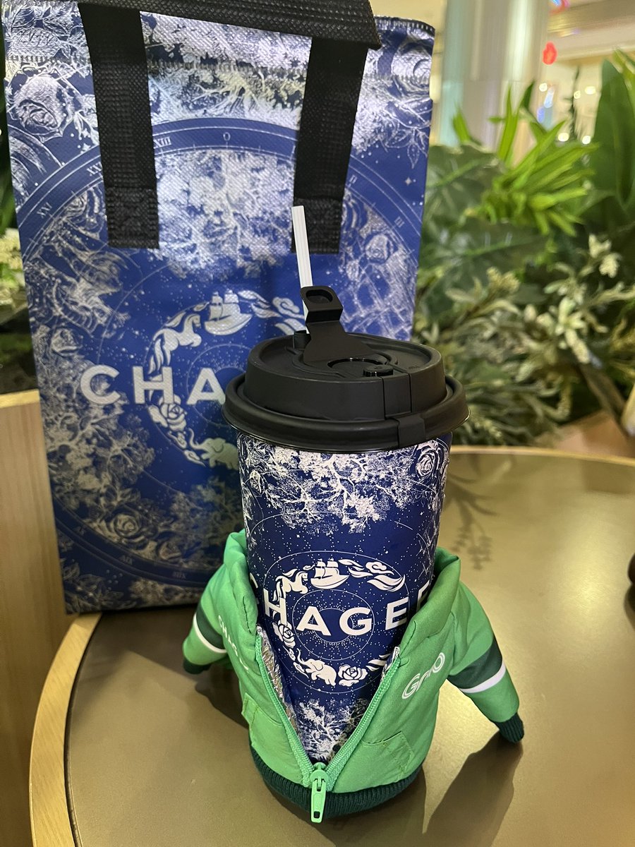 Lenny_diary's tweet photo. Bagcharm + Cupholder Grab Lucu Banget 💖

Lagi collab sama Chagee beli paket 81rb dapat 2 teh Free Limited Merch ini 🙏🏻 https://t.co/Pbs1P8BiET