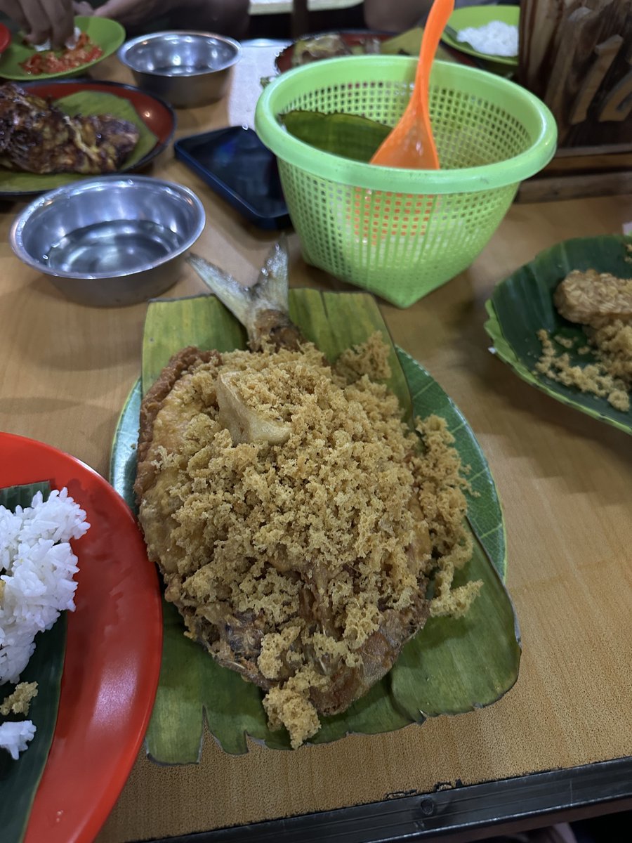 KULINERKERE's tweet photo. TOMBO ATI

Location: Jl. Loa Mali, Sangatta Sel., Kec. Sangatta Sel., Kabupaten Kutai Timur, Kalimantan Timur 75683
Link Gmaps: https://t.co/s5h0msqWNF

Langganan makan siang ketika lagi di kota ini, yang spesial dari rumah makan ini adalah bandeng cabut duri. 

Bandeng disini sudah dipotong belah dua terus seluruh bagian tulang dan duri dicabut, menyisakan daging dan kulit saja. Top sellernya ada 3 makanan, Bandeng Bakar Pepes, Bandeng Goreng Kremes dan Bandeng Sambel Dabu Dabu

Kalo bandeng bakar dabu dabu itu bandengnya dibakar dengan kecap lalu sambel dabu dabunya ditaruh diatas bandengnya. Dibakarnya juga ga lama sehingga daging bandengnya itu masih juicy, manis dan tidak keras. Untuk sambel dabu dabunya sendiri juga seger, asem, sedikit pedas. Cocok untuk mengimbangi lemak lemak yang ada di bandengnya

Yang lebih juara lagi ada di Bandeng Pepes Bakar. Bandeng dibakar setengah mateng, lalu diolesin bumbu pepes dan lanjut dibakar menggunakan terong. Menjadikan bandeng ini kaya akan rasa. Gurih umami, manis dari terong, wangi dari bumbu pepes dan rasanya yg light jadinya tidak menutupi rasa gurih dari bandengnya sendiri

Banyak orang ga suka bandeng karena terkadang ketemu bandeng yang bau tanah/lumpur/amis. Disini bandengnya fresh tidak berbau sekalipun, cocok buat orang-orang yang belum pernah makan bandeng

HIDUP BANDENG!!