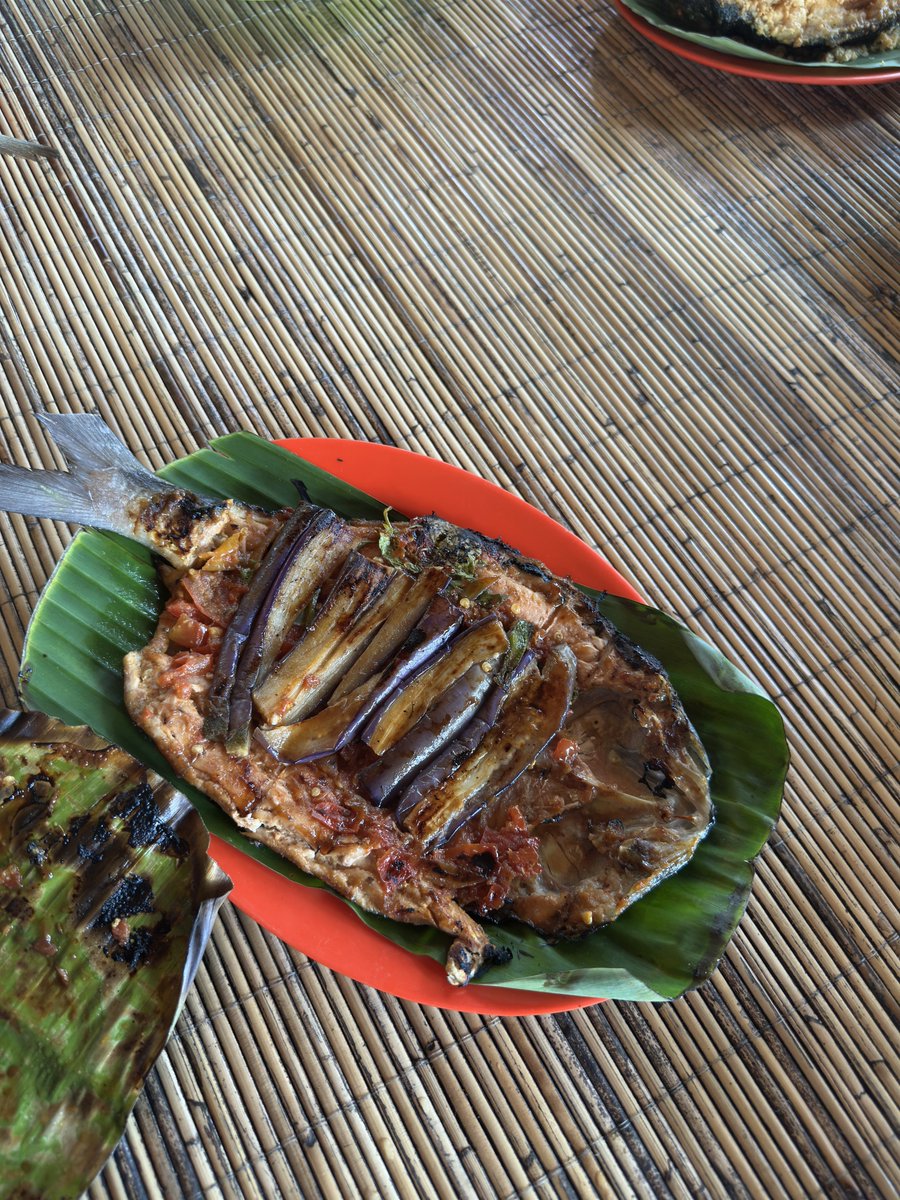 KULINERKERE's tweet photo. TOMBO ATI

Location: Jl. Loa Mali, Sangatta Sel., Kec. Sangatta Sel., Kabupaten Kutai Timur, Kalimantan Timur 75683
Link Gmaps: https://t.co/s5h0msqWNF

Langganan makan siang ketika lagi di kota ini, yang spesial dari rumah makan ini adalah bandeng cabut duri. 

Bandeng disini sudah dipotong belah dua terus seluruh bagian tulang dan duri dicabut, menyisakan daging dan kulit saja. Top sellernya ada 3 makanan, Bandeng Bakar Pepes, Bandeng Goreng Kremes dan Bandeng Sambel Dabu Dabu

Kalo bandeng bakar dabu dabu itu bandengnya dibakar dengan kecap lalu sambel dabu dabunya ditaruh diatas bandengnya. Dibakarnya juga ga lama sehingga daging bandengnya itu masih juicy, manis dan tidak keras. Untuk sambel dabu dabunya sendiri juga seger, asem, sedikit pedas. Cocok untuk mengimbangi lemak lemak yang ada di bandengnya

Yang lebih juara lagi ada di Bandeng Pepes Bakar. Bandeng dibakar setengah mateng, lalu diolesin bumbu pepes dan lanjut dibakar menggunakan terong. Menjadikan bandeng ini kaya akan rasa. Gurih umami, manis dari terong, wangi dari bumbu pepes dan rasanya yg light jadinya tidak menutupi rasa gurih dari bandengnya sendiri

Banyak orang ga suka bandeng karena terkadang ketemu bandeng yang bau tanah/lumpur/amis. Disini bandengnya fresh tidak berbau sekalipun, cocok buat orang-orang yang belum pernah makan bandeng

HIDUP BANDENG!!