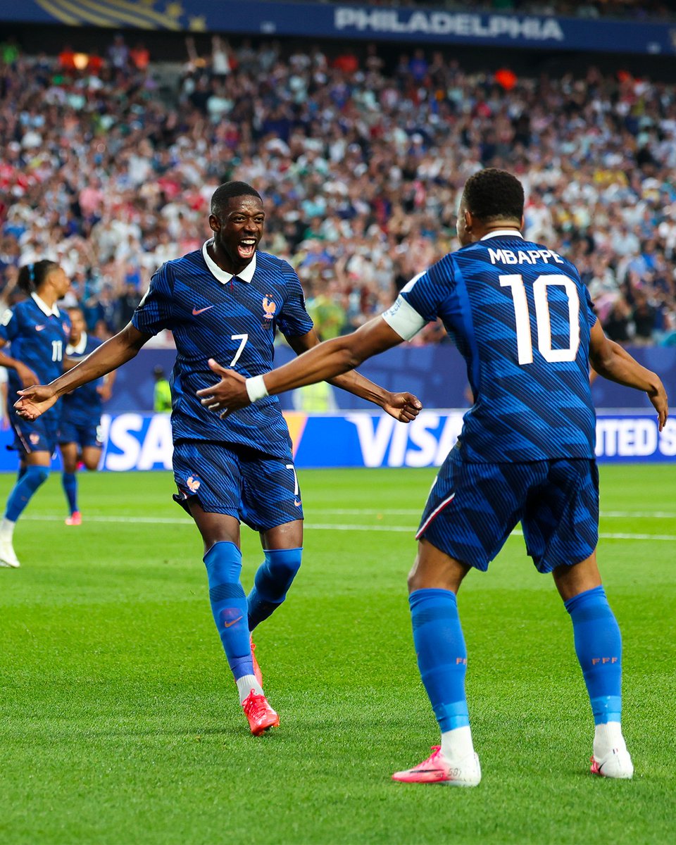 Ligue1's tweet photo. Bromance 🥰 https://t.co/lv2DhO4gW4
