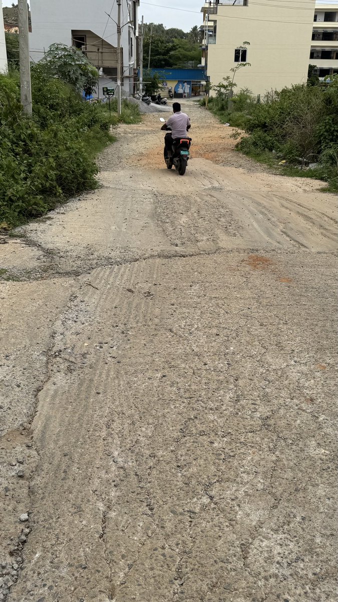 sohambharucha's tweet photo. @GBA_office Roads connecting main road to Podar school, Magadi road is in very bad shape. Please do the maintenance before it causes some accidents! @GBA_office @GBAChiefComm https://t.co/Mpj5EFFM7V