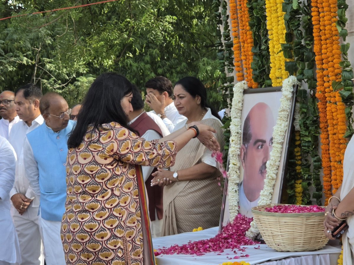BansuriSwaraj's tweet photo. भारतीय जनसंघ के संस्थापक, प्रखर राष्ट्रवादी चिंतक एवं अखंड भारत के प्रबल समर्थक श्रद्धेय डॉ. श्यामा प्रसाद मुखर्जी जी के बलिदान दिवस पर आज दिल्ली गेट स्थित डॉ. श्यामा प्रसाद मुखर्जी पार्क में माननीय केन्द्र राज्य मंत्री एवं प्रदेश अध्यक्ष श्री @hdmalhotra जी , दिल्ली की माननीय मुख्यमंत्री श्रीमती @gupta_rekha जी और पार्टी के वरिष्ठ संगठनकर्ता आदरणीय श्री @v_shrivsatish जी के साथ उनकी प्रतिमा पर पुष्पांजलि अर्पित कर भावपूर्ण श्रद्धांजलि दी और पार्क परिसर में पौधारोपण भी किया।

डॉ. मुखर्जी का संपूर्ण जीवन भारत की एकता, अखंडता और सांस्कृतिक अस्मिता के संरक्षण के लिए समर्पित रहा। उनका सर्वोच्च बलिदान हमें यह स्मरण कराता है कि राष्ट्रहित से बड़ा कोई स्वार्थ नहीं और “Nation First” केवल एक विचार नहीं, बल्कि जीवन का आदर्श है।

“राष्ट्र प्रथम” के अमर मंत्र को जीवन का संकल्प बनाने वाले युगदृष्टा को विनम्र नमन।

#NationFirst #EkBharatShreshthaBharat