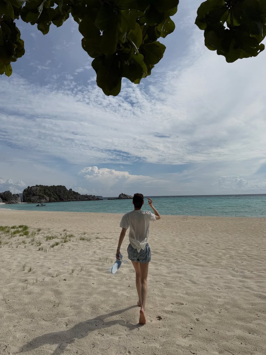 adorekrit's tweet photo. recently i have been wondering when bb will go on vacay again, would love to see bb going on vacay again, resting and maybe share his beautiful pics for us too, and here it is!! im so so happyyy 😭 have lots of fun and enjoy your time naaa bbyy 🥹🤏🏼

#ppkritt https://t.co/ZEzjuNOd9j