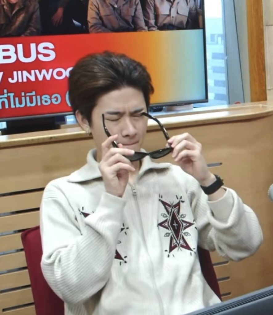 thatmyshibx's tweet photo. จะแอคใส่แว่นหล่อๆแต่แว่นจิ้มตา กุตราย55555555555555555555555555555555555555555555555555555555555555555555555555555555555555555

#THAIchayanon 
#พี่ทหารบัสเดินสายออกสื่อ https://t.co/uFdwuu1KV1
