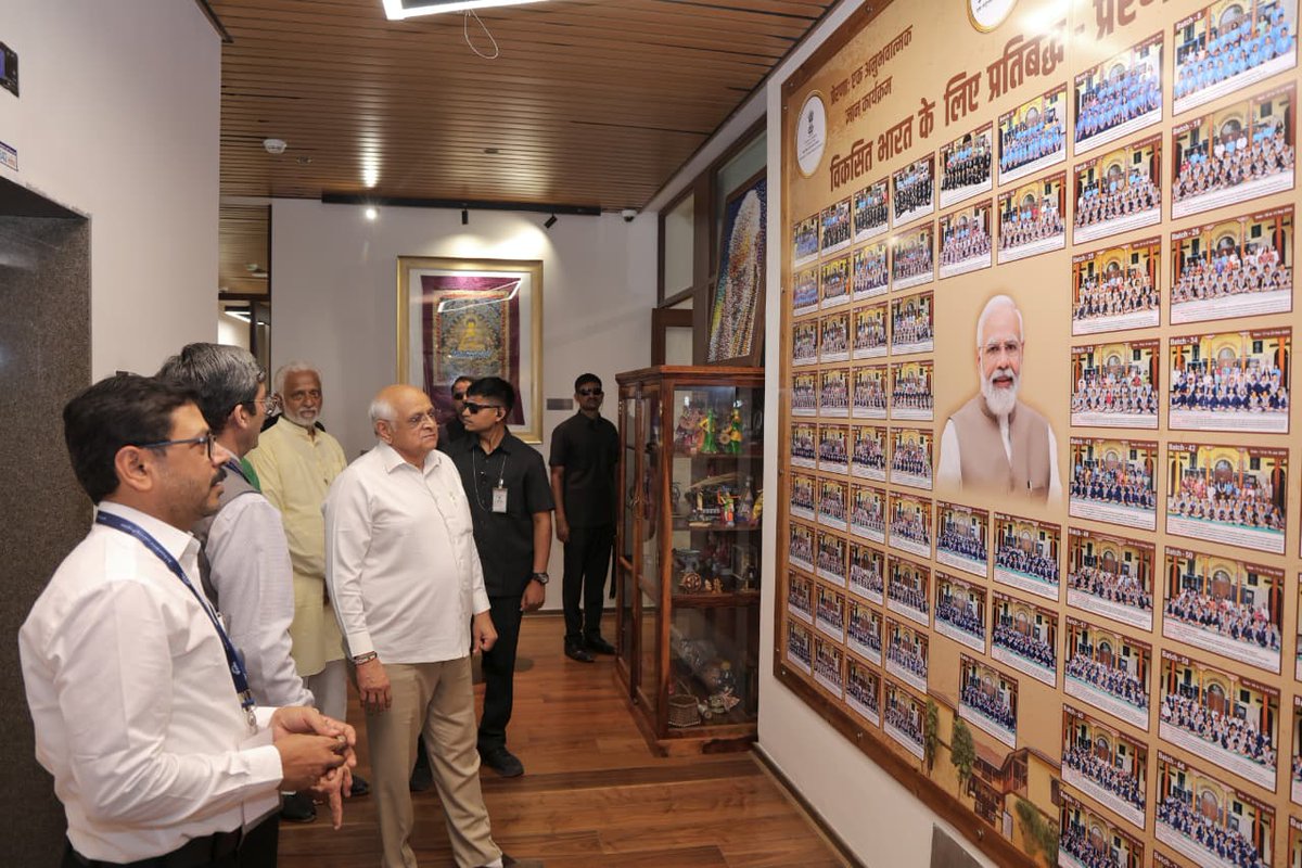 CMOGuj's tweet photo. અત્રે ઉલ્લેખનીય છે કે, 1888માં સ્થાપિત આ ઐતિહાસિક વિદ્યાલયને ભારતીય પુરાતત્વીય સર્વેક્ષણ (ASI) દ્વારા ભવિષ્યના આધુનિક શિક્ષણ સંસ્થાન તરીકે પુનઃવિકસિત કરવામાં આવ્યું છે. આ સંકુલ માત્ર એક શૈક્ષણિક ઇમારત નથી, પરંતુ માન���ીય વડાપ્રધાનશ્રીના દ્રષ્ટિકોણ મુજબ ભારતભરના વિદ્યાર્થીઓમાં નેતૃત્વ અને મૂલ્યોનું સિંચન કરવાનું એક માધ્યમ છે, જ્યાં અત્યાધુનિક સુવિધાઓ સાથેનું અનુભવાત્મક શિક્ષણ આપવામાં આવે છે. અહીંનો વિશિષ્ટ અભ્યાસક્રમ મુખ્યત્વે નવ દૈનિક જીવન મૂલ્યો પર આધારિત છે, જે ભારતભરના તમામ જિલ્લાઓના વિદ્યાર્થીઓ અને શિક્ષકોને એક તાંતણે જોડીને સાંસ્કૃતિક અને શૈક્ષણિક આદાનપ્રદાન માટેનું પ્લેટફોર્મ પૂરું પાડે છે.