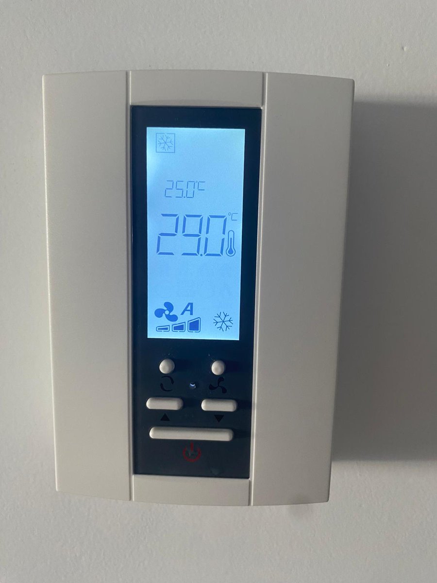VecinosPlanVive's tweet photo. ¿De qué sirve tener aire acondicionado si no puedes decidir la temperatura de tu propia casa?
Mientras fuera rozamos los 40°C, solo nos garantizan temperaturas interiores de entre 24 y 25°C durante el día y 26 y 27°C por la noche, si es que llegamos, algunos inquilinos no logran bajar de los 29º y tienen que poner aparatos adicionales, otros ventiladores (véase el video).
No podemos elegir cómo vivir, ni siquiera cuánto calor queremos soportar en nuestro propio hogar.
Lo que se vendió como vivienda asequible y moderna no puede convertirse en un sistema donde los inquilinos pierdan el control sobre aspectos tan básicos como el confort de su vivienda. No queremos que nos digan a qué temperatura tenemos que vivir, queremos poder decidir en nuestras propias casas. @ComunidadMadrid
