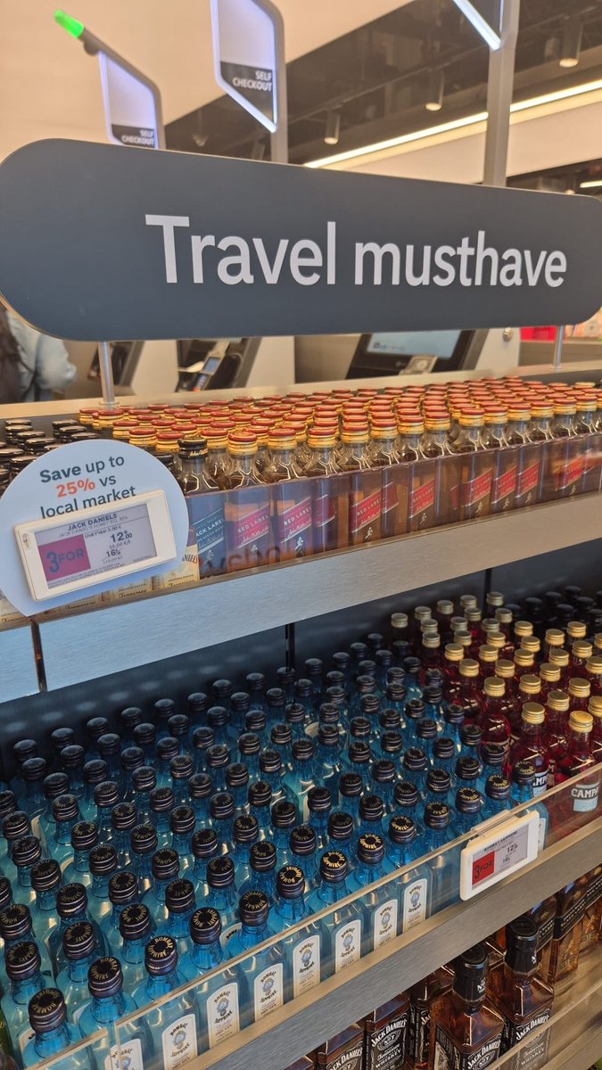MennoSwart's tweet photo. Schandalig! Volgens Schiphol zijn kleine flesjes drank een “travel musthave”.
Nee dus, want zo maak je het erg makkelijk voor unruly passengers om alcohol in te slaan en zich klem te zuipen. Gevolg: aso-gedrag aan boord. De airline crews zijn de dupe van deze “travel musthave”. https://t.co/zjt3Vr9yYy