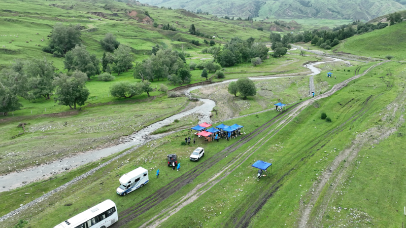 Talkwith_Alex's tweet photo. Brushes, landscapes, and cultural exchange. Artists from China, Russia, Kazakhstan and Uzbekistan found inspiration in the breathtaking scenery of Xinjiang's Jiangjun Valley. #Xinjiang #Art #CulturalExchange https://t.co/OMWfq4KlsJ