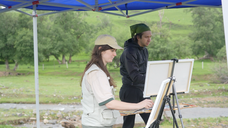 Talkwith_Alex's tweet photo. Brushes, landscapes, and cultural exchange. Artists from China, Russia, Kazakhstan and Uzbekistan found inspiration in the breathtaking scenery of Xinjiang's Jiangjun Valley. #Xinjiang #Art #CulturalExchange https://t.co/OMWfq4KlsJ