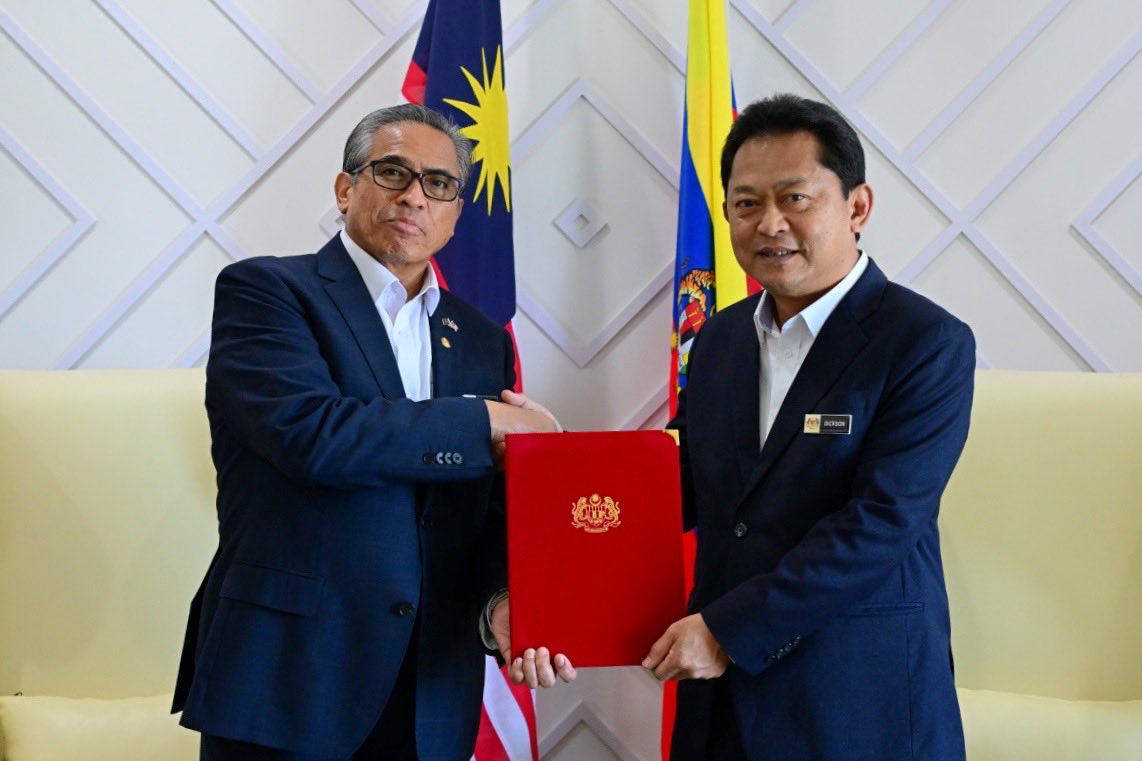 lautMY's tweet photo. PUTRAJAYA, 22 Jun 2026 – YBhg. Datuk Haji Dickson bin Dollah telah mengadakan perjumpaan bersama YBhg. Tan Sri Ketua Setiausaha Negara (KSN) di Pejabat Tan Sri KSN, Putrajaya bagi menerima surat penyambungan perkhidmatan secara kontrak sebagai Ketua Pengarah Laut, JLM. https://t.co/IYRsJDc0Vc