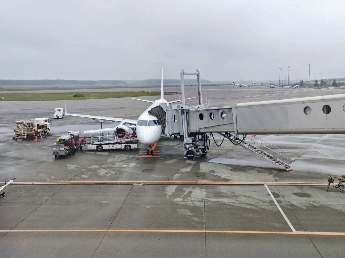 kland2103's tweet photo. 社長は北海道へ。新千歳に着いたようですが伊丹便もE190使用のようで。737でも小さくなったなと思ったのですがさらに小さい機材で。 https://t.co/yPr49Fm3gz