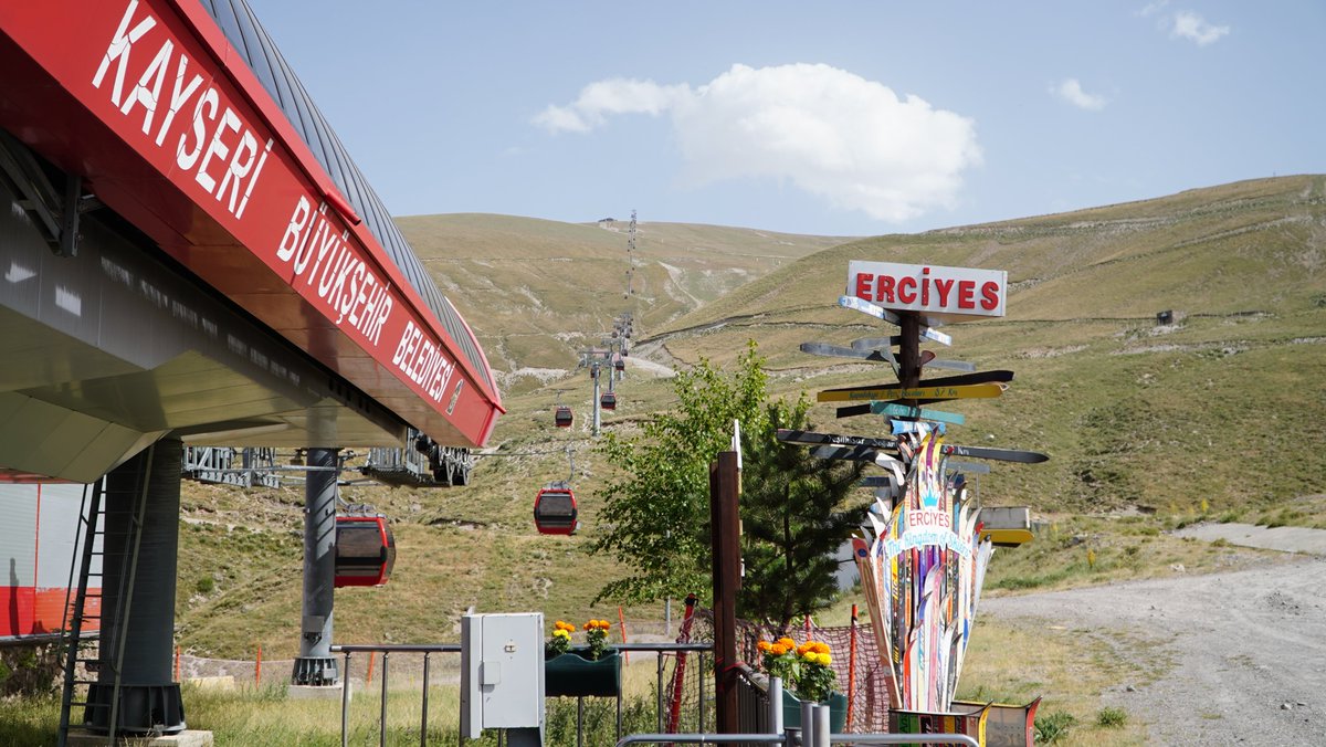 erciyeskykmrkz's tweet photo. Kayaklar dolaba kalktı ama Erciyes sezonu kapanmadı🤗

Hacılar ve Tekir Kapı’da bulunan gondol teleferiklerimiz yaz boyunca haftanın 7 günü misafirlerimize hizmet vermeye devam ediyor.🚠

Yazın Erciyes’i tertemiz dağ havası ve eşsiz manzaraları ile keşfedin.🥰 https://t.co/qhm0GB1CKB