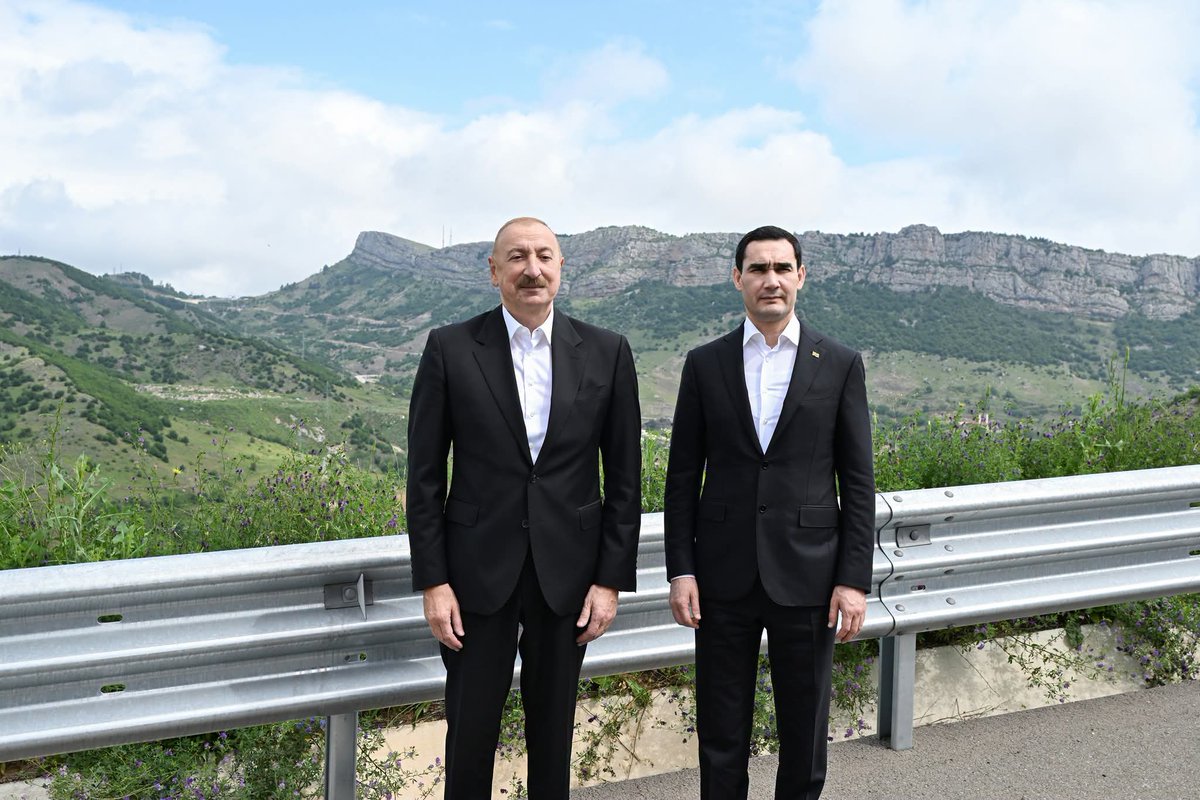 YAP_1992's tweet photo. Azərbaycan və Türkmənistan prezidentləri Şuşanın Daşaltı kəndinin fonunda şəkil çəkdiriblər.

https://t.co/hxShDyfvgt https://t.co/hpndtcHtnA