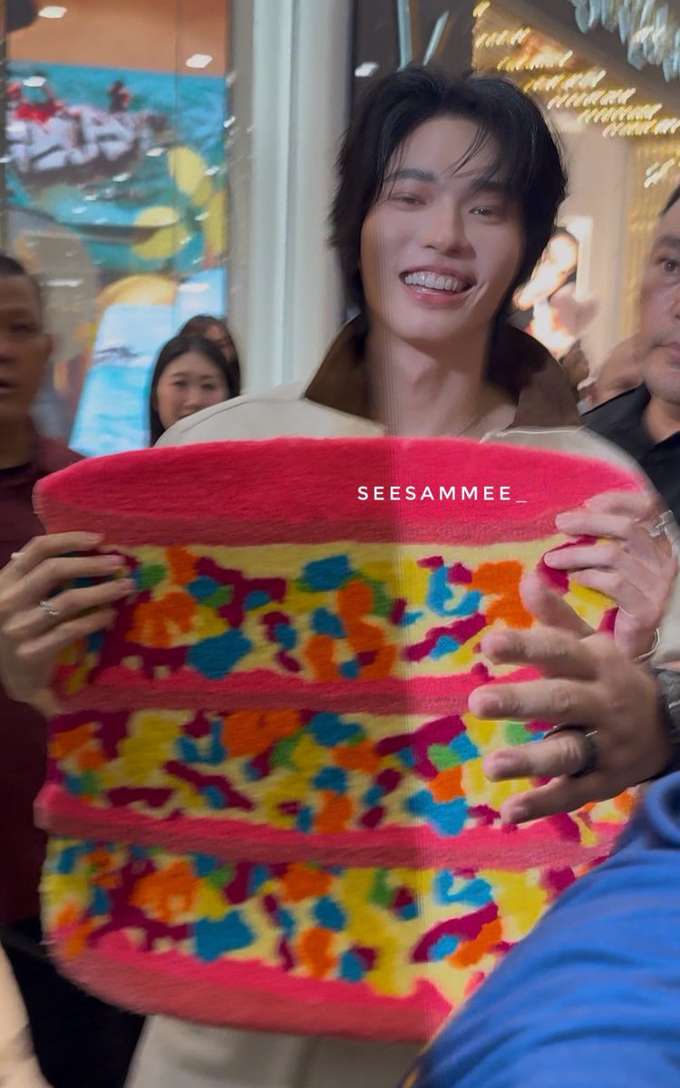 seesammee_'s tweet photo. Thank you for accepting my gift @winmetawin 😭😭😭😭 love uuu💚💚💚

WIN PRADA BEAUTY SUMMER 
@Winmetawin #WinMetawin  
#PradaBeautyxWin #PradaBeauty https://t.co/oBLsPeCeiU