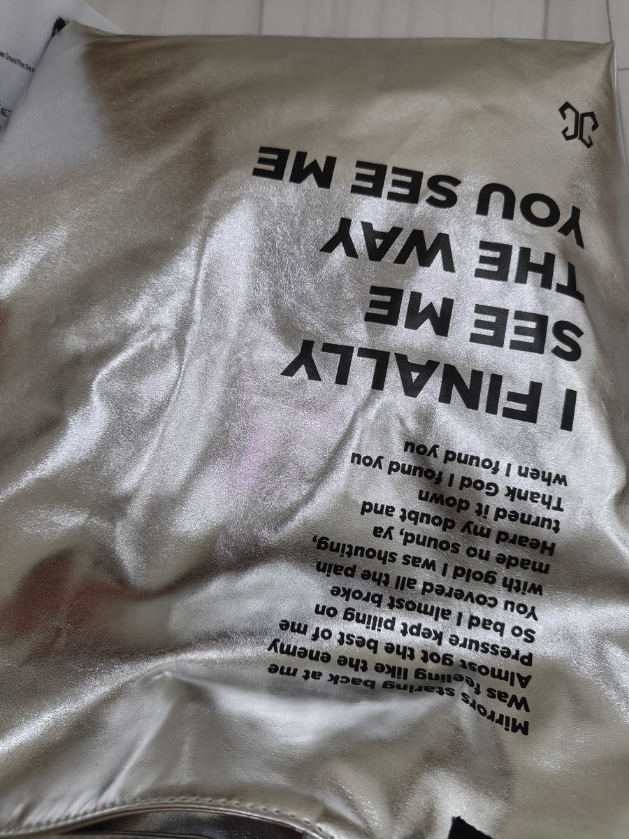 231912O5's tweet photo. nagpapamedical ako ngayon then ito dala kong bag tas yung isang nurse na nagtetest ng vitals ko nakita niya bag ko & binasa yung nakasulat then sabi (nonverbatim): "ganda naman ng bag mo, ganda ng nakasulat" 

*basta ilang beses niya sinabi na ang ganda raw*

me: lyrics po yan ng kanta
nurse 1: ay talaga, baka alam ko yan, sino ba kumanta nyan? 
me: yung isang member po ng sb19
nurse 1: fan ka pala ng sb19
nurse 2: sinong member yan? 
me: si josh po
nurse 3: ohh ako ang bias ko dun si ken
nurse 2: ako gusto ko si stell dahil sa boses

tas tanong tanong sila kung uumaattend daw ba ako ng concerts

basta si nurse 1 gandang ganda talaga siya sa bag ko😭
