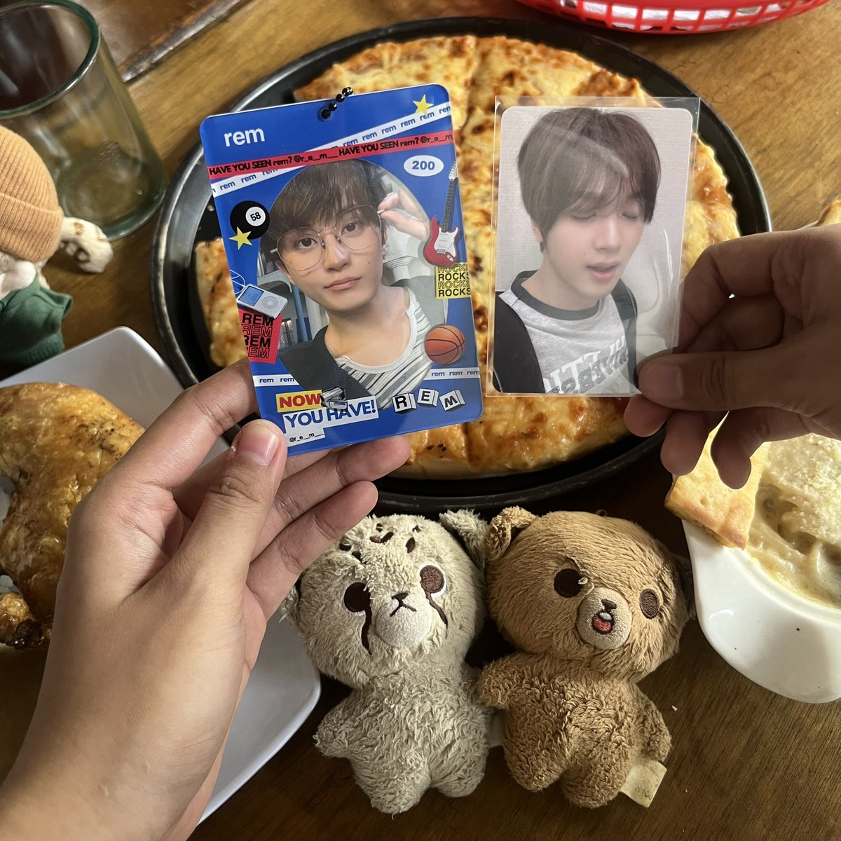 cobsetter's tweet photo. nomnom with mahae 🍕 @0206hauls https://t.co/zK5nDcCcdH