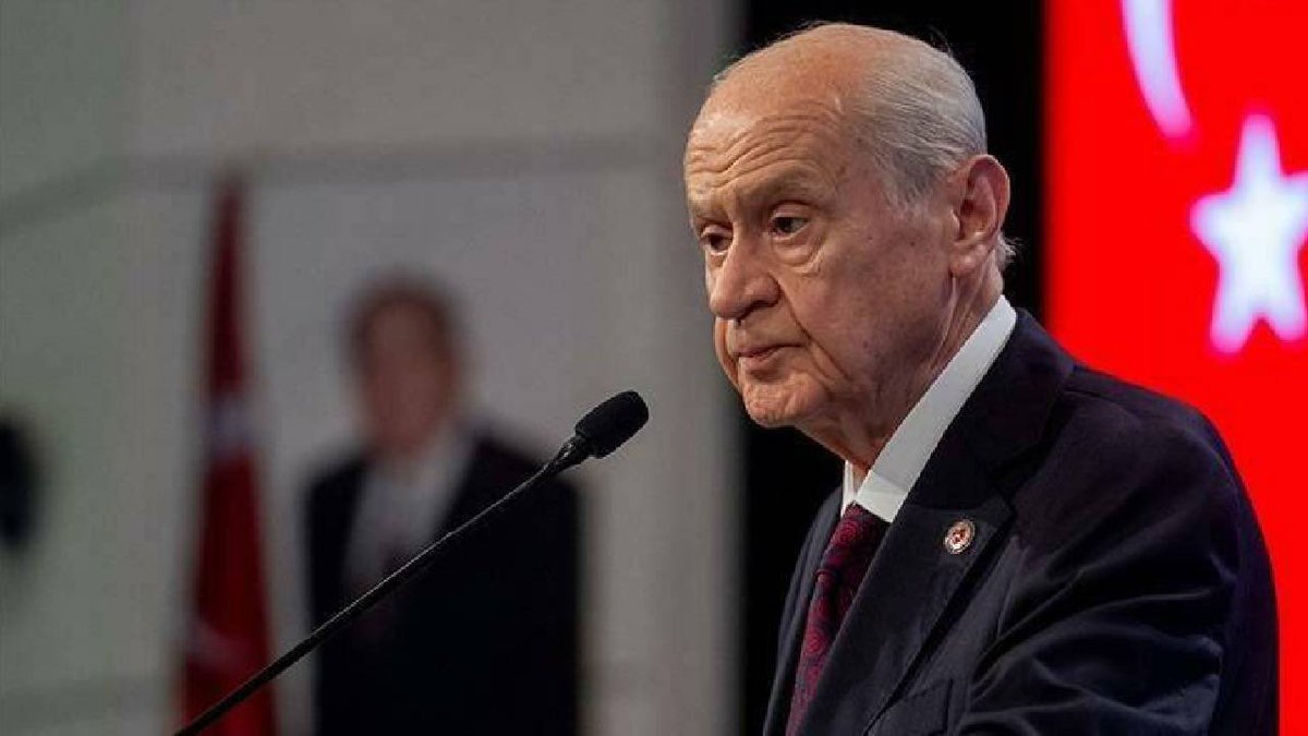 burakkilictc's tweet photo. Türkiye'nin NATO içindeki ağırlığını, savunma sanayisindeki yükselişini, göç yönetimindeki rolünü, enerji yollarındaki yerini, Karadeniz'den Kafkasya'ya, Doğu Akdeniz'den Orta Doğu'ya uzanan jeopolitik değerini kabul etmek zorunda kalan Avrupa vardır. 

Diğer tarafında ise Türk yargısını hedef alan, gözümüzün nuru Ülkü Ocaklarımıza kara çalan, Mavi Vatan davamızı hor gören, Kuzey Kıbrıs Türk Cumhuriyeti'nin egemen eşitliğini ve Kıbrıs Türklüğünün varlığını yok sayan Avrupa vardır. 

Türkiye'nin egemenlik sahasına itiraz etmeye kalkışanın alnını karşılarız. Türk milletine kafa tutmaya çalışanların kafalarına vura vura kim olduğumuzu öğretiriz.

Liderimiz Sayın Devlet Bahçeli