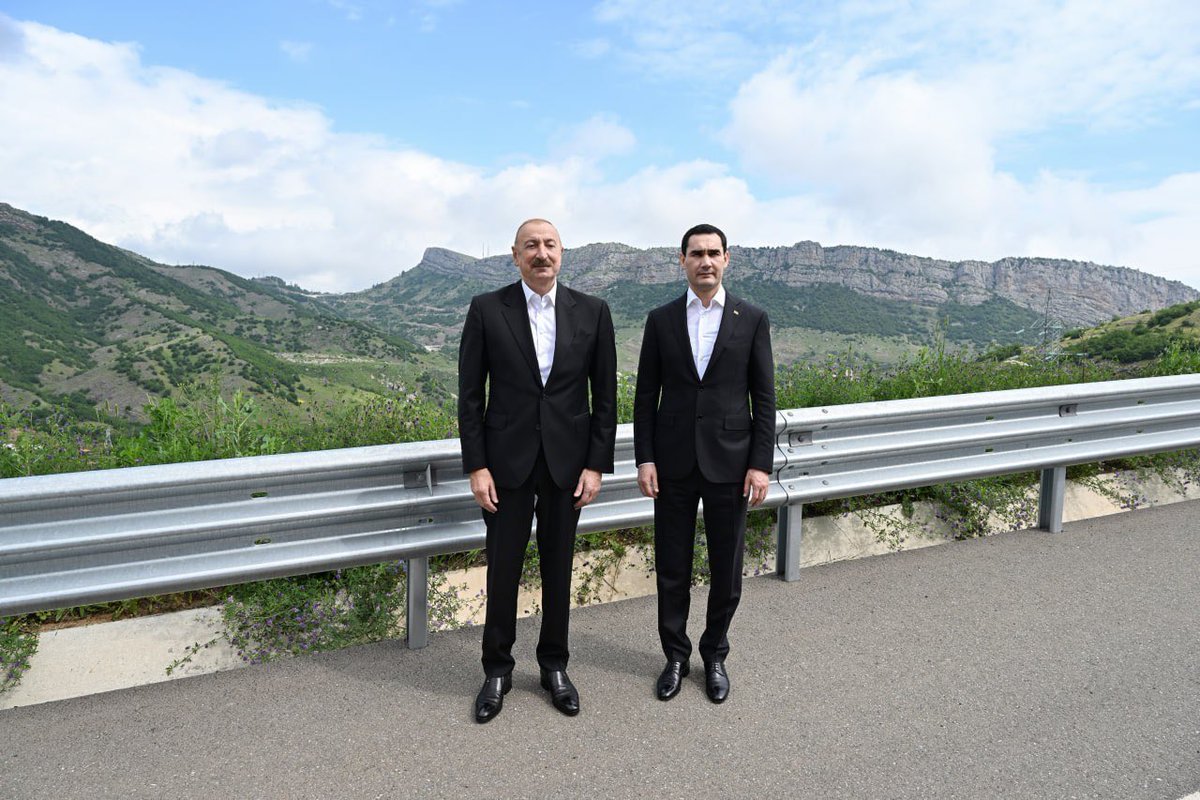 CaliberEnglish's tweet photo. 🇦🇿🇹🇲 Azerbaijani President Ilham Aliyev and Turkmen President Serdar Berdimuhamedov posed for a photo against the backdrop of the village of Dashalti in the Shusha district on June 23, https://t.co/NfDLyt91Ma reports via local media.
#Caliber #Azerbaijan #Turkmenistan #Shusha #Dashalti #Caspian