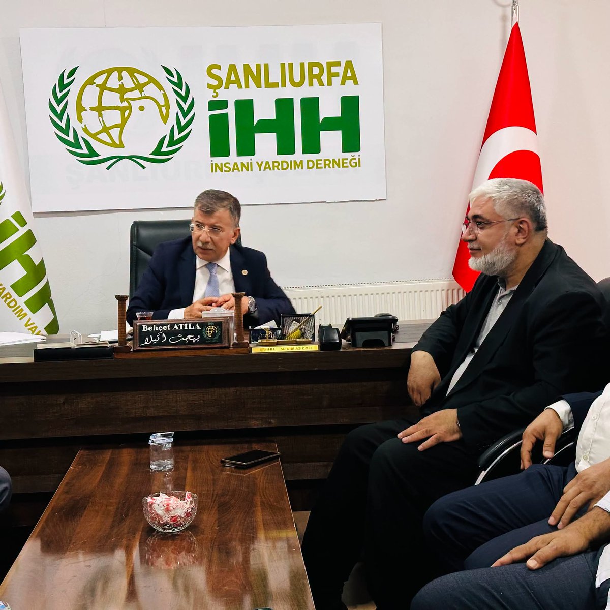 urfaihh's tweet photo. Ak Parti Şanlıurfa Milletvekili Sn. Mehmet Ali Cevheri ve beraberindeki heyet misafirimizdi. İnsani Yardım çalışamalarımız, bölgedeki gelişmeler ve ilimizin çeşitli sorunları hakkında bilgi alışverişinde bulunduk.
Nazik ziyaretleri için Sn. Vekilimize ve heyetine teşekkür ederiz. https://t.co/yKmUhKnVAb