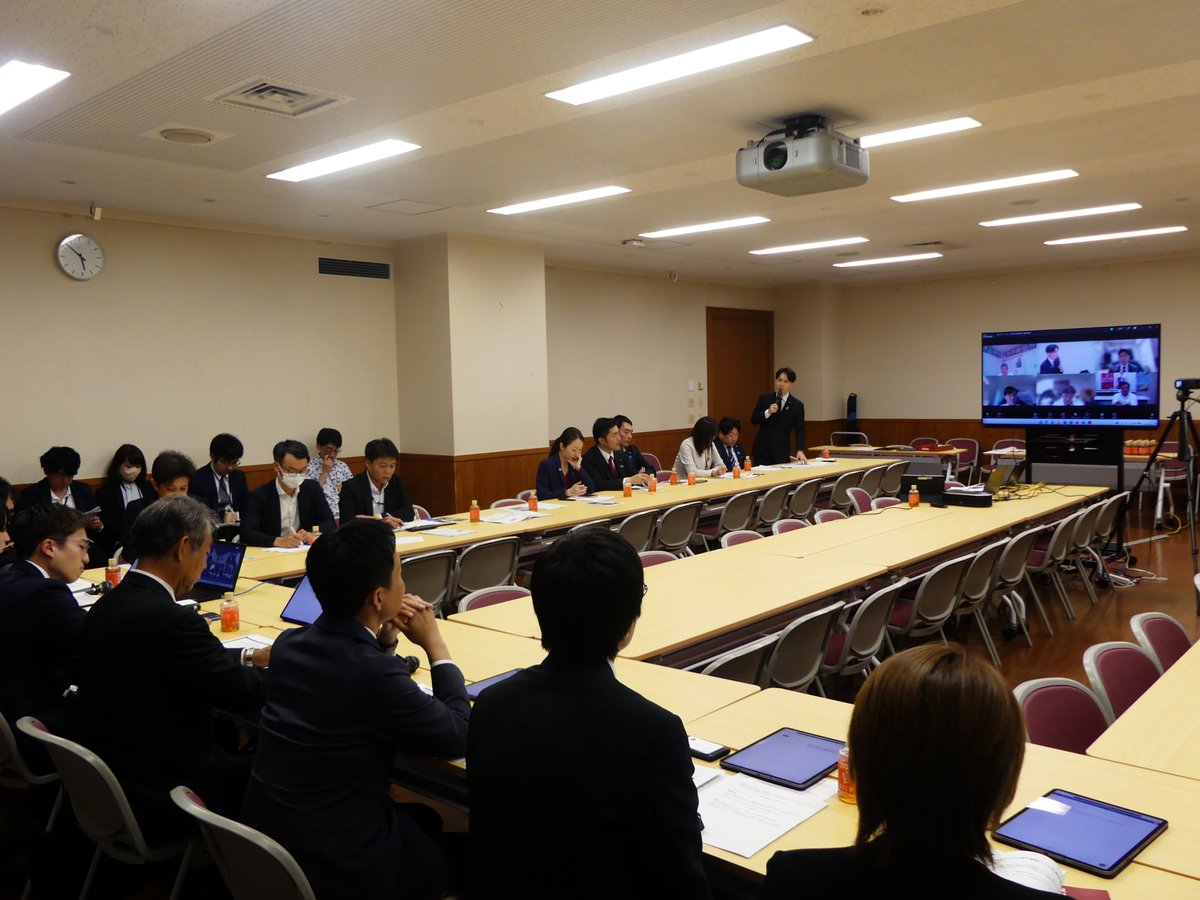 seinenkyoku's tweet photo. 6月22日、青年局は戦没者の遺骨収集事業をテーマに定例会議を開催しました。

冒頭、平沼正二郎青年局長は、「先の大戦で失われた120万以上の柱が、いまだ海外に残っているという問題がある。今の我々の現状があるのはこの尊い犠牲の上にあるということを改めて認識をしなければならない」と遺骨収集事業に対する意欲を示しました。

会議ではJYMA（日本青年遺骨収集団）からお越しいただいた3名に「戦没者遺骨収集事業の現状と課題」を、厚生労働省からは遺骨収集の現状についてご説明いただき、その後の質疑応答では、遺骨収集事業の国民への周知徹底や、遺骨の収集後から送還までの期間などについて活発な議論が行われました。