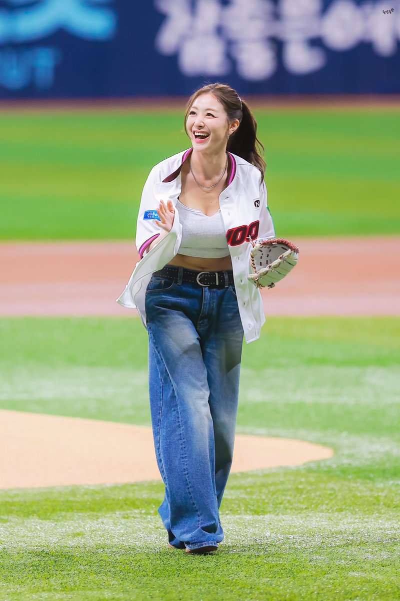 YuangleJYJH's tweet photo. 260621

" ⚾️😉 "

#TWICE #트와이스 #トゥワイス #지효 #JIHYO #ジヒョ https://t.co/5ucKszk8Tk