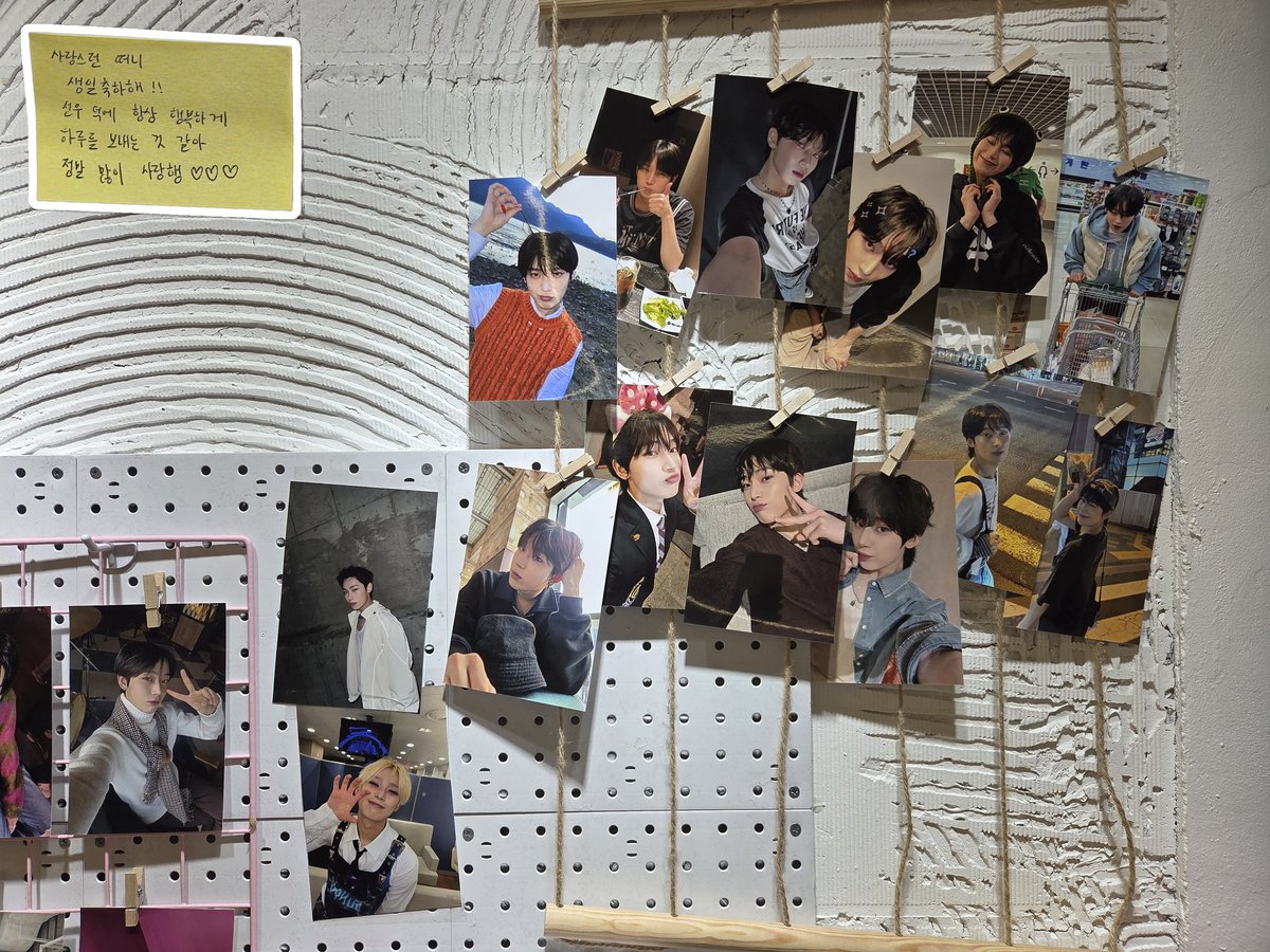 ring_12408's tweet photo. 📍카페멜랑
𝐌𝐈𝐃𝐍𝐈𝐆𝐇𝐓 𝐁𝐋𝐔𝐄

여길 봐도 저길 봐도 선우로 가득했던 공간!! 
특히 한 쪽 벽면 스크린에 선우 직캠이 계속 틀어져있는데 진짜 최고였어요👍👍 역시 미남 큰 화면에서 볼수록 좋다~

하루동안 선우 생각 가득하고 선우 가득 볼 수 있어서 즐거웠고 미리 생일축하해 선우야~♡ https://t.co/hvrxtQ6oXi