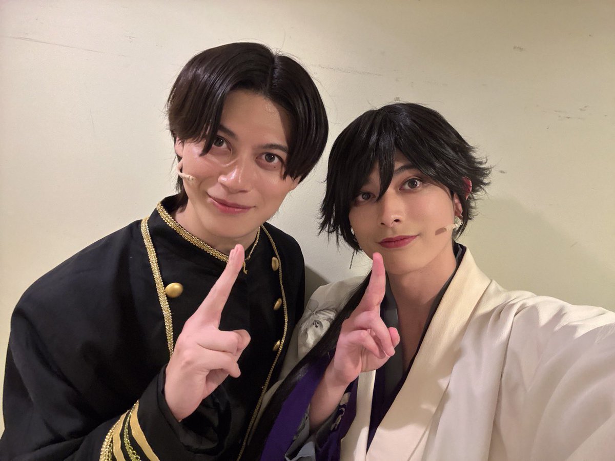 fukushi_nobuki's tweet photo. 舞台「鬼神の影法師」‐相縁輪廻篇‐

7公演目が無事に終了しました！

ご来場いただいた皆様、そして配信をご視聴いただいた皆様、本当にありがとうございます。

士門役の脩弥と📸

士門と郡司は幼馴染ということもあり、普段とは少し違う、肩の力が抜けた郡司の一面も見られるシーンがあります😊

今作も一人ひとりに見せ場があるので、ぜひ配信でも細かいところまで楽しんでいただけたら嬉しいです。

次の公演は19:00！

引き続き、鬼神の影法師の世界をお楽しみください😉⚔️
#鬼神の影法師