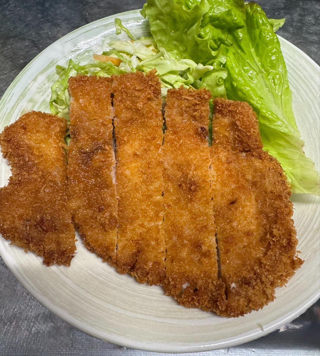 Tenguno_kura's tweet photo. 6月23日(火)本日のおすすめ

◾️お料理

北海道産豚のロースとんかつ

◾️日本酒

千葉県　寒菊　純米吟醸　松尾自慢　限定しぼりたて無濾過生原酒 https://t.co/8VfrYggKXi
