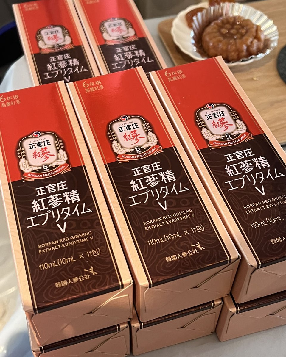 tomomi0308's tweet photo. 先日、正官庄さんの冊子に、高麗人参エキス「エブリタイムV」を使った参鶏湯（サムゲタン）のレシピを掲載していただきました！

参鶏湯の「参」という字は、実は高麗人参のこと。

でも、生の高麗人参ってなかなか手に入りにくいですよね……そこで、正官庄さんの「エブリタイムV」を使うことで、おうちでも手軽に本格的な味が出せるようになります！

しかも、今回のレシピは炊飯器を利用！　スイッチを押すだけなので手間がかからない上に、まず失敗がないのも嬉しいポイントです。^^

梅雨が過ぎると、いよいよ本格的な夏が到来しますね。今年も厳しい暑さが予想されています。今のうちから、手軽に作れる参鶏湯でしっかり体調を整えていきましょう！

最後にもう一つお知らせ。8月頃まで、私が関わるワークショップやイベントなどで、この「エブリタイムV」をプレゼントします。ご参加予定の皆さま、ぜひ楽しみにしていてくださいね。^^
 
#韓国料理
#高麗人参
#正官庄