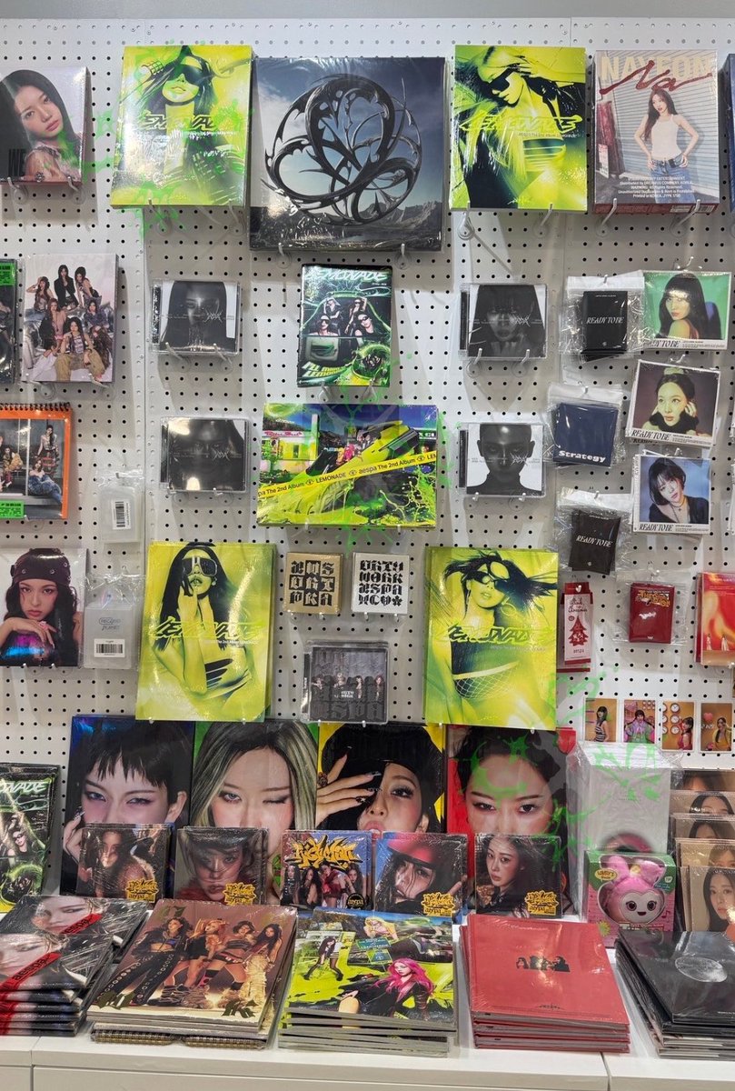 aespaverse1117's tweet photo. aespa LEMONADE albums now available at Record Planet store in Market Market! 🍋

@Recordplanet_ph @aespa_official https://t.co/QKVrmirbvQ