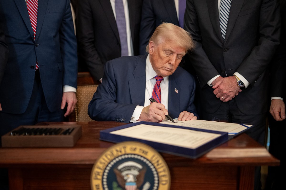 CoinMarketCap's tweet photo. LATEST: 🇺🇸 Trump signed two orders to speed up US quantum computing and move the federal post-quantum cryptography deadline to 2031, four years earlier than planned. https://t.co/J75qFNe6tA