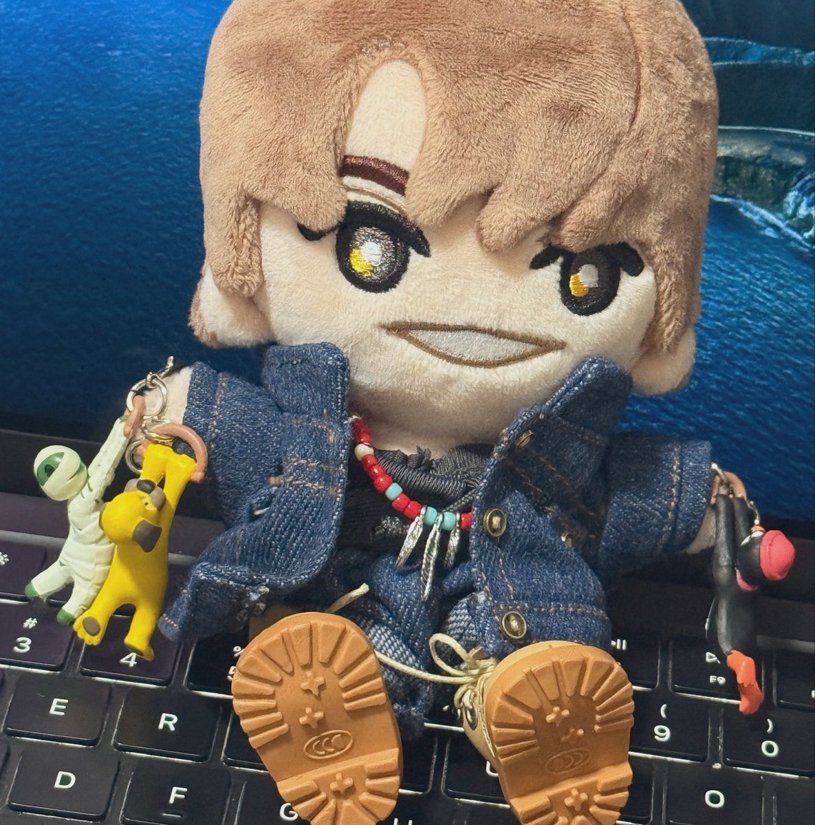 My555yM's tweet photo. こちぬいのお手てに
ブラブラぶら下がりイッヌ💛🐶 https://t.co/pMG6HqrIzZ