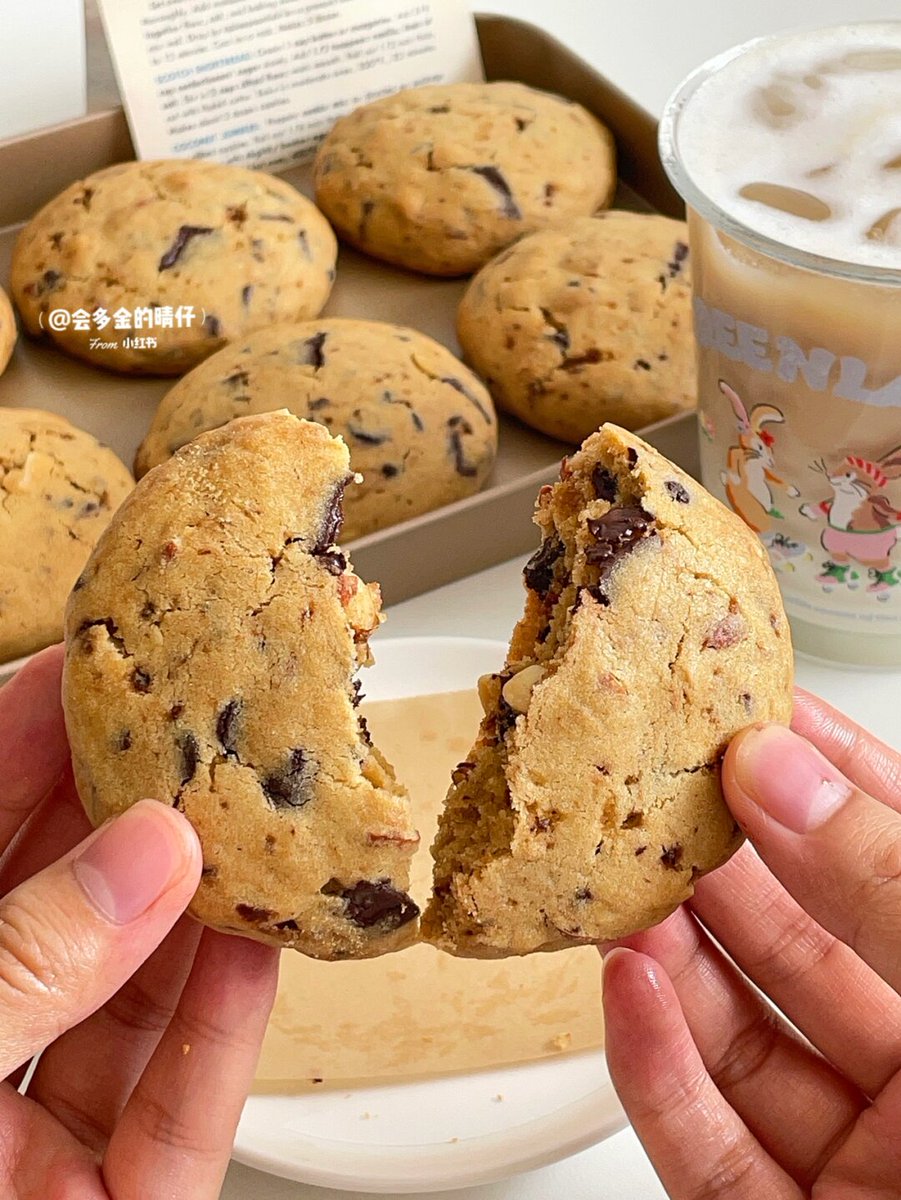Xiton_TM's tweet photo. Had the coziest weekend baking warm chocolate chip cookies with homemade buttercream frosting—smells even better than they look! https://t.co/odAW51dGZ2