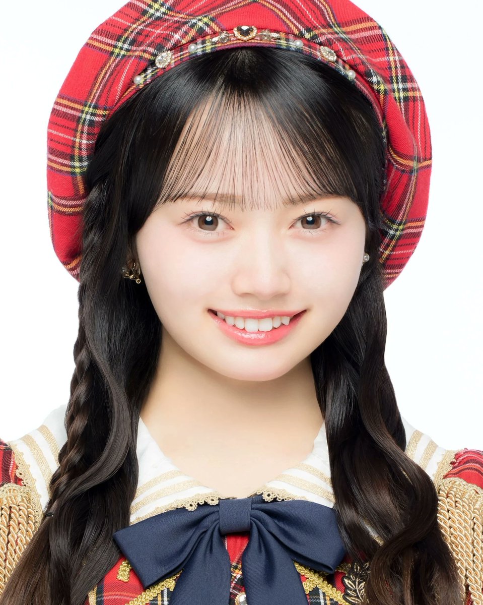 SatauINA29's tweet photo. Pernyataan resmi AKB48 #花田藍衣

Pengumuman Mengenai Pemutusan Kontrak Eksklusif dengan Hanada Mei

Terima kasih banyak atas dukungan luar biasa Anda selama ini.

Kami ingin menginformasikan bahwa perusahaan kami telah memutus kontrak eksklusif dengan Hanada Mei, yang telah beraktivitas sebagai anggota AKB48, terhitung pada hari ini, 23 Juni 2026.

Kami juga ingin menjelaskan rentetan kejadian yang mengarah pada keputusan ini.
Yang bersangkutan telah berulang kali datang terlambat dengan alasan kondisi kesehatan yang memburuk sejak sekitar bulan Desember 2025. Perusahaan kami, dengan memprioritaskan kesehatan yang bersangkutan, telah mengambil langkah untuk menangguhkan aktivitasnya agar ia dapat mengidentifikasi penyebabnya dan fokus pada perawatan yang tepat.
Penangguhan aktivitas yang kami umumkan sebelumnya didasarkan pada keadaan tersebut.

Dalam proses tersebut, ditemukan adanya interaksi/hubungan dengan seorang penggemar tertentu. Terhadap hal ini, yang bersangkutan menjelaskan bahwa ia hanya bertemu secara kebetulan sebanyak dua kali, namun berdasarkan dengar pendapat dari pihak-pihak terkait, diketahui bahwa ia telah bertemu dengan penggemar tertentu tersebut beberapa kali.
Memiliki hubungan dengan penggemar tertentu merupakan tindakan yang merusak keamanan anggota, keadilan di antara sesama anggota, serta kepercayaan dari para penggemar, dan ini adalah hal yang dilarang di AKB48.

Meskipun demikian, kami menghormati keinginan yang bersangkutan untuk kembali ke AKB48 dan telah berkali-kali meminta untuk berdiskusi demi kepulangannya secara konkret, namun yang bersangkutan menolak untuk berdiskusi dengan kami.

Yang bersangkutan telah mengatakan bahwa manajemen memaksanya untuk mencukur habis rambutnya (botak), namun sebagai hal yang wajar, saat kami mengonfirmasinya kepada pihak penanggung jawab, mereka mengatakan, "Kami sama sekali tidak pernah menginstruksikan hal semacam itu."

Selain itu, yang bersangkutan meminta hukuman bagi anggota yang menjelek-jelekkannya serta pencabutan larangan datang (di-*banned*) bagi penggemar tertentu yang telah dilarang tersebut. Namun, karena hal-hal ini berada di dalam batas kewenangan kebijakan manajemen dan tidak dapat segera dikabulkan, kesepakatan tidak dapat dicapai.
Lebih lanjut, upaya untuk berkomunikasi langsung dengan yang bersangkutan juga ditolak, dan dari pengacara perwakilannya, Pengacara Takahiro Karasawa, pada akhirnya kami menerima pesan yang berbunyi, "Dari yang bersangkutan: 'Tolong izinkan saya menolak untuk berdiskusi'."
Setelah mempertimbangkan seluruh keadaan ini secara komprehensif, untuk pertama kalinya bagi AKB48, kami sampai pada kesimpulan bahwa pemutusan kontrak tidak dapat dihindari.

Kami memohon maaf yang sebesar-besarnya atas kekhawatiran dan ketidaknyamanan besar yang ditimbulkan kepada para penggemar dan seluruh pihak terkait.
Perusahaan kami menanggapi masalah ini dengan serius, dan akan meninjau kembali sistem bimbingan serta manajemen untuk talenta yang berafiliasi dengan kami, dan berupaya keras untuk mencegah kejadian serupa terulang kembali.
Kami memohon dukungan Anda yang tak henti-hentinya di masa mendatang.

DH (PT DH)