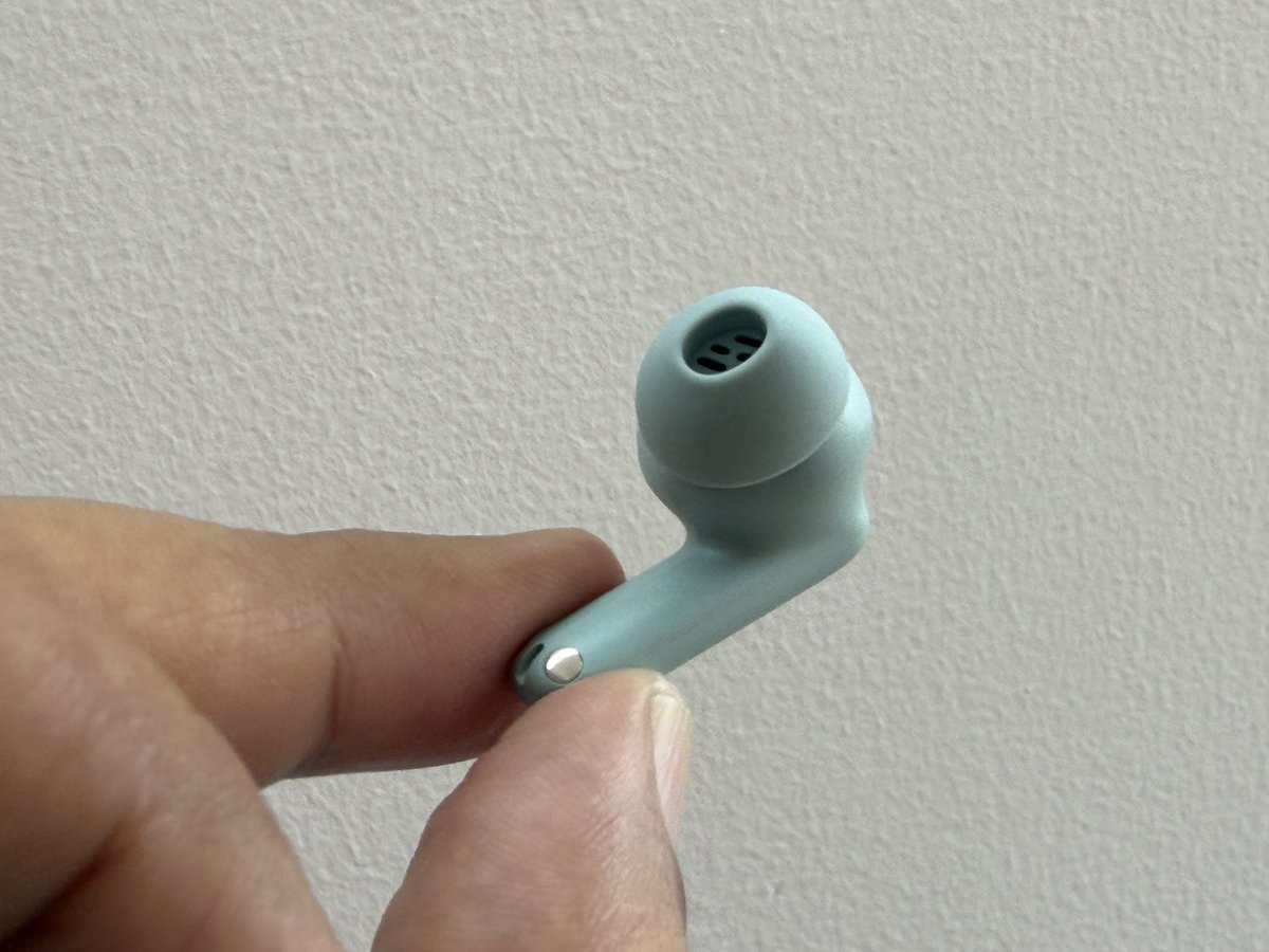 NimishAndAkriti's tweet photo. Some images of the soon to be released OnePlus Nord Buds 4. They are pretty light, and the design is focused on being clean rather than screaming for attention. Very similar to the Nord Buds 4 Pro. And they look nice in that mint green shade.
#OnePlus #OnePlusNord #OnePlusNordBuds4 #TWS #Earbuds