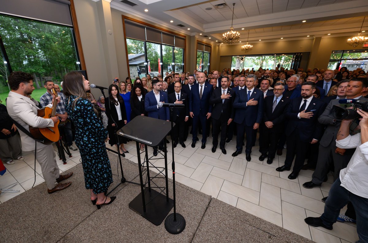 VladaRH's tweet photo. PVRH @AndrejPlenkovic: Srdačan pozdrav brojnoj hrvatskoj zajednici u Kanadi koja se okupila u Hrvatskom sportskom i društvenom centru u Hamiltonu! Dolazak u Kanadu važan je za izgradnju odnosa i jačanje gospodarske suradnje 🇭🇷🇨🇦, a podržat ćemo i @HNS_CFF u utakmici između Hrvatske i Paname na @FIFAWorldCup.