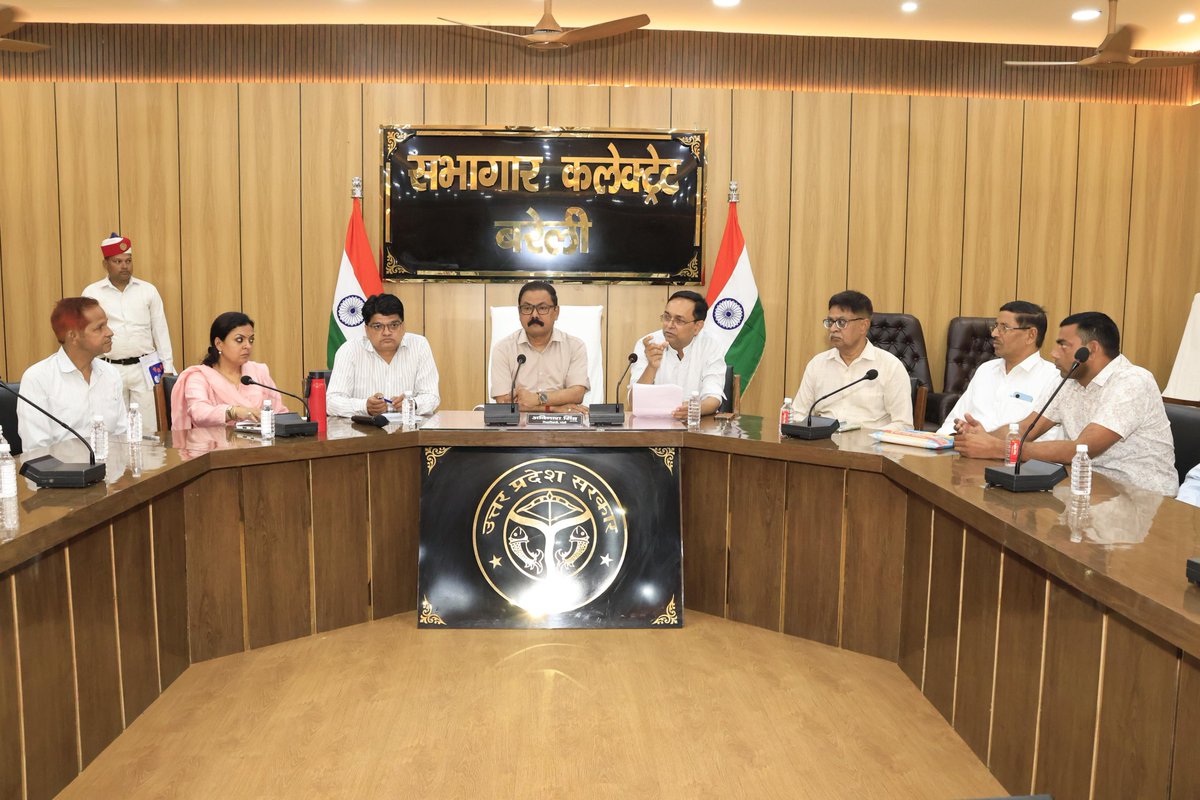 dmbareilly's tweet photo. मा० विधायक बिथरी चैनपुर श्री राघवेन्द्र शर्मा की गरिमामयी उपस्थिति में भमौरा क्षेत्र के किसानों के साथ संवाद एवं समीक्षा बैठक आयोजित की गई। बैठक में किसानों की समस्याओं, कृषि संबंधी आवश्यकताओं तथा विभिन्न शासकीय योजनाओं के क्रियान्वयन की स्थिति पर विस्तृत चर्चा की गई। किसानों द्वारा उठाए गए मुद्दों का गंभीरतापूर्वक संज्ञान लेते हुए संबंधित अधिकारियों को उनके गुणवत्त���पूर्ण एवं समयबद्ध निस्तारण हेतु आवश्यक निर्देश प्रदान किए गए। साथ ही किसानों को सरकार द्वारा संचालित विभिन्न कल्याणकारी योजनाओं का अधिकतम लाभ प्राप्त करने के लिए जागरूक किया गया।