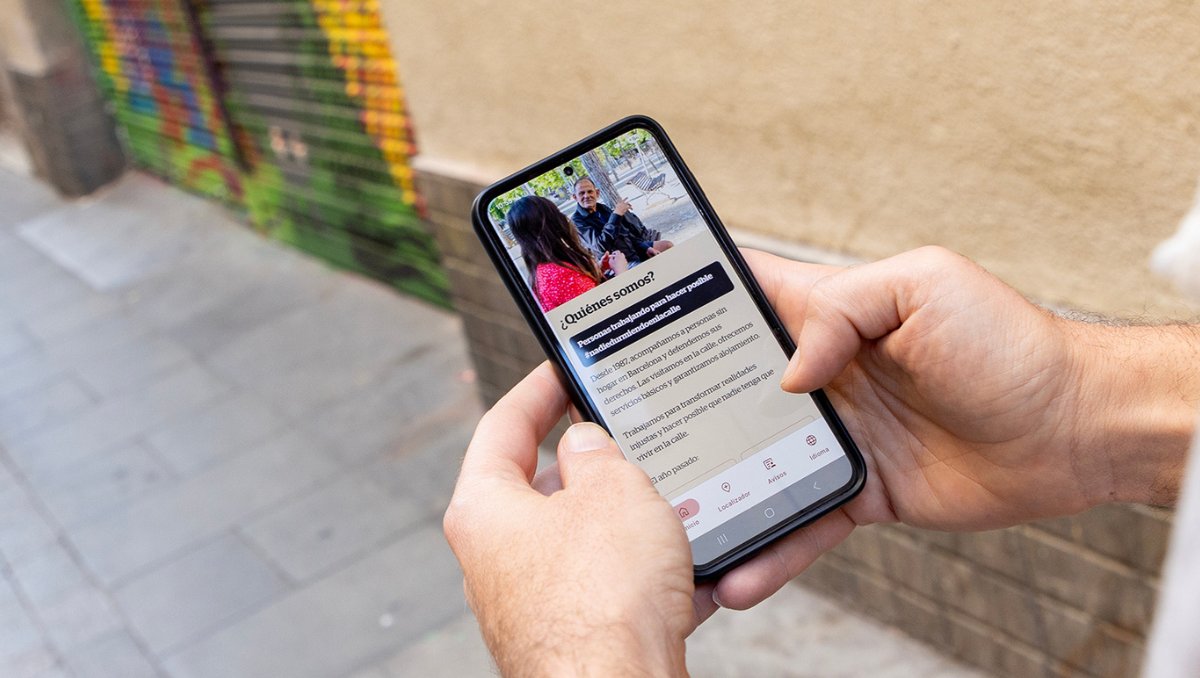 ArrelsFundacio's tweet photo. 🚶 Si detectes una persona vivint al carrer a Barcelona, ens ho pots comunicar a través de l'APP Arrels Localitzador. Els avisos arriben al nostre equip de carrer, que pot conèixer la situació i apropar-s'hi.

🔗 https://t.co/1ZloowGGtd https://t.co/EbgdTtNaHv