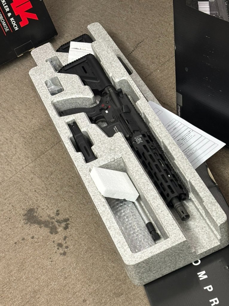 kaitorimilitary's tweet photo. 本日はオフィスに台湾製品が到着（床が汚くてすいません）！
新品ですが、しっかり弾速チェックを実施。
もちろんマガジンは分解してちゃんとタンク温度を測ります。
作ったばかりの弾速計も大活躍してくれました！

#エアガンJP #HK416 https://t.co/NH9HCKhtVl