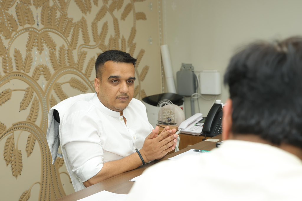 sanghaviharsh's tweet photo. Conducted a review meeting with officials of the Transport Department to discuss key agenda items, assess ongoing initiatives, and chart the way forward for enhancing efficiency, connectivity, and citizen-centric services. https://t.co/MpjcLseR8q