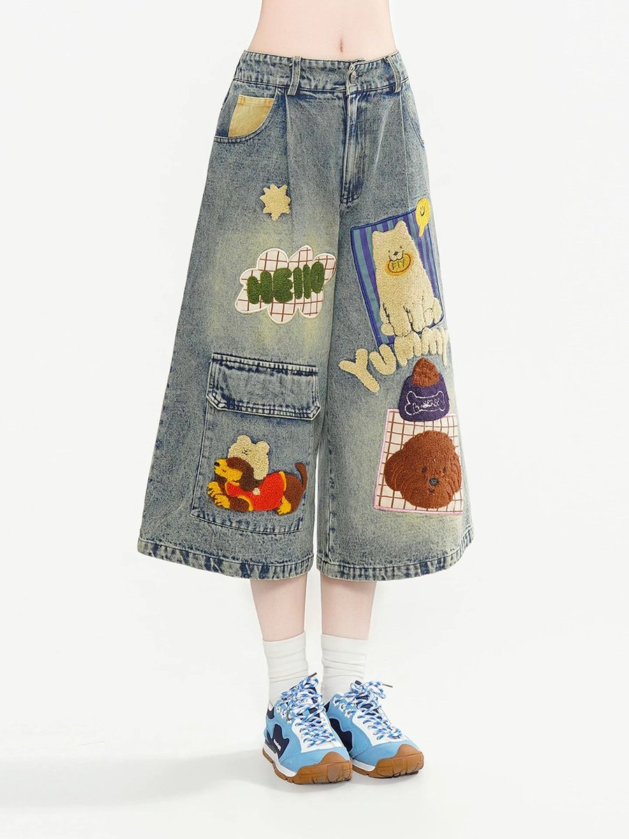 ManusxMachina's tweet photo. Puppy Embroidered Cropped Wide Denim Pants 
https://t.co/m3o0pAIA1p 
さまざまな犬たちの愛らしい姿をパッチワークのように散りばめた、絵本の世界を思わせるクロップド丈のデニムパンツ。まるで、愛犬との何気ない日常を切り取ったスクラップブックのような雰囲気を醸し出しています。 https://t.co/H3FlDnmz3f