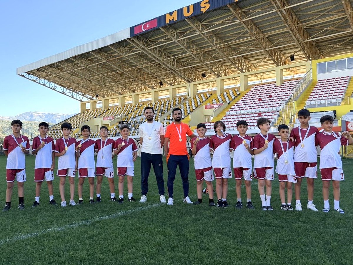 GSB_Elazig's tweet photo. ⚽️ ELAZIĞ ANALİG FUTBOL TAKIMI GRUBUNU LİDER TAMAMLAYARAK YARI FİNALE YÜKSELDİ

📍 Muş ilinde düzenlenen ANALİG Futbol 1. Etap 7. Grup Müsabakalarında ilimizi temsil eden Elazığ ANALİG Futbol Takımımız, grubundaki tüm maçları kazanarak büyük bir başarıya imza attı. 💪🔥

👏 Gösterdikleri üstün performansla grup lideri olarak yarı finale yükselen sporcularımız, şimdi gözlerini Şanlıurfa’da oynanacak yarı final müsabakalarına çevirdi.

🏅 Azimleri, mücadeleleri ve başarılarıyla bizlere büyük gurur yaşatan tüm sporcularımızı ve antrenörlerimiz Fırat Darılmaz ile Murat Demir’i tebrik ediyor, yarı final yolculuğunda başarılar diliyoruz.

📍 Hedef: Final
📍 Durak: Şanlıurfa