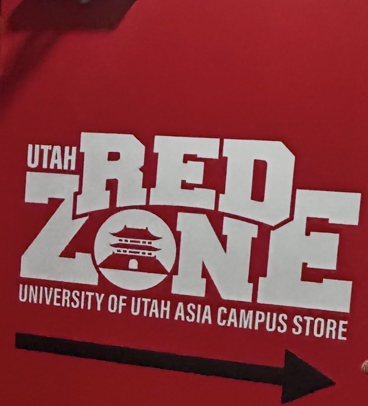 SljTake's tweet photo. Gotta get some fresh swag from the U's Seoul campus. #redzone https://t.co/vC3yIq6z6B