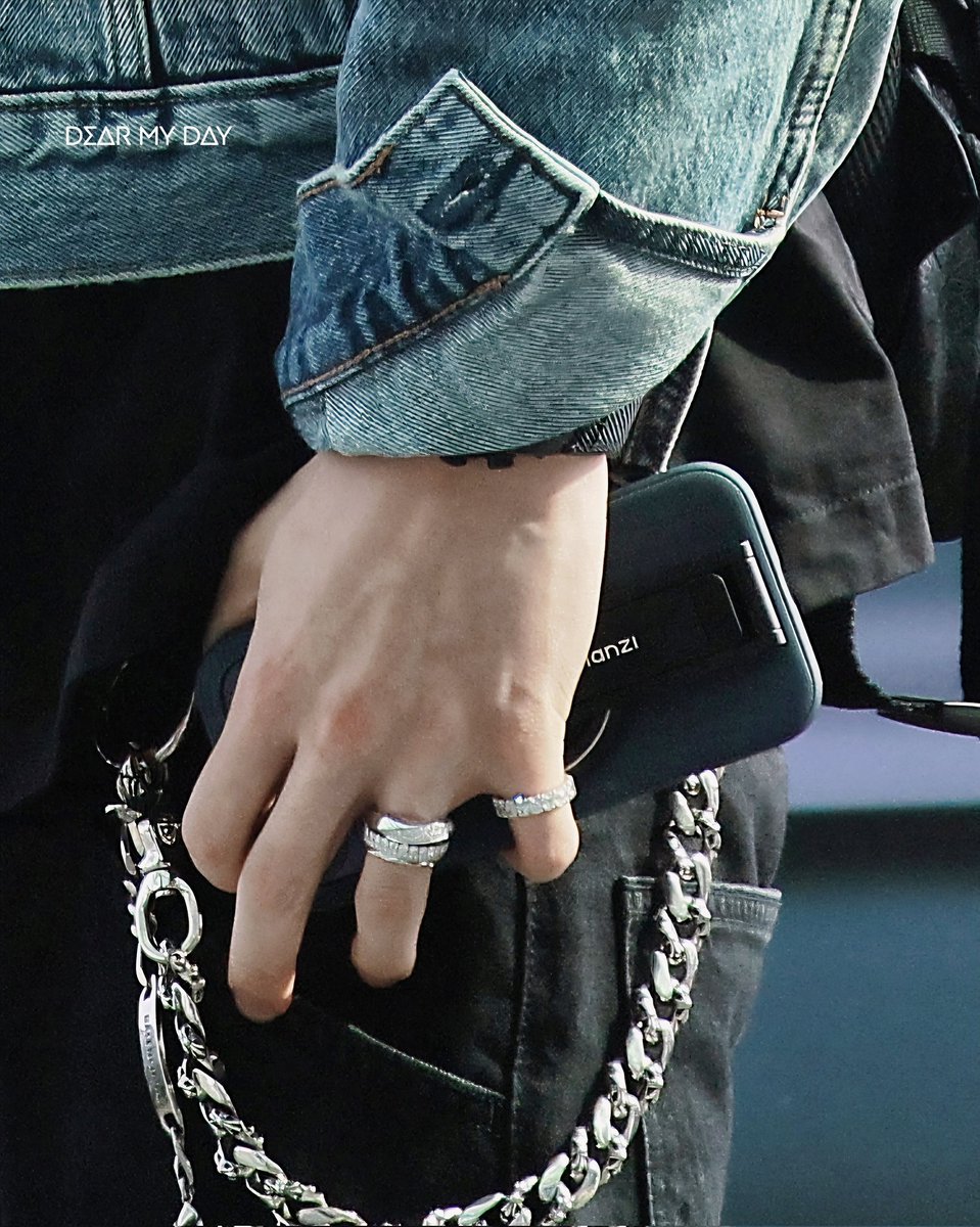 JungkookCrave_'s tweet photo. Jungkook spotted at the airport today using the Ulanzi MA60 Foldable Magnetic Phone Tripod, an accessory used for photography and filming https://t.co/8pmf1UemLq
