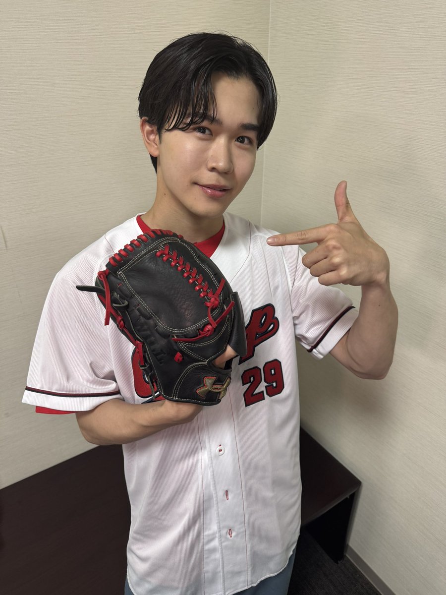 Suzuki_Fuku_TE's tweet photo. 10年前、僕の誕生日プレゼントでマネージャーさんたちがプレゼントしてくれて、1番最初に使ったのがあの始球式の日でした。

リペアもして、10年経った今！
今日はこれで投げようと思います⚾️

#CARP #広島東洋カープ
#エネコム  #メガエッグ
 #始球式 https://t.co/SRqHrwWncL